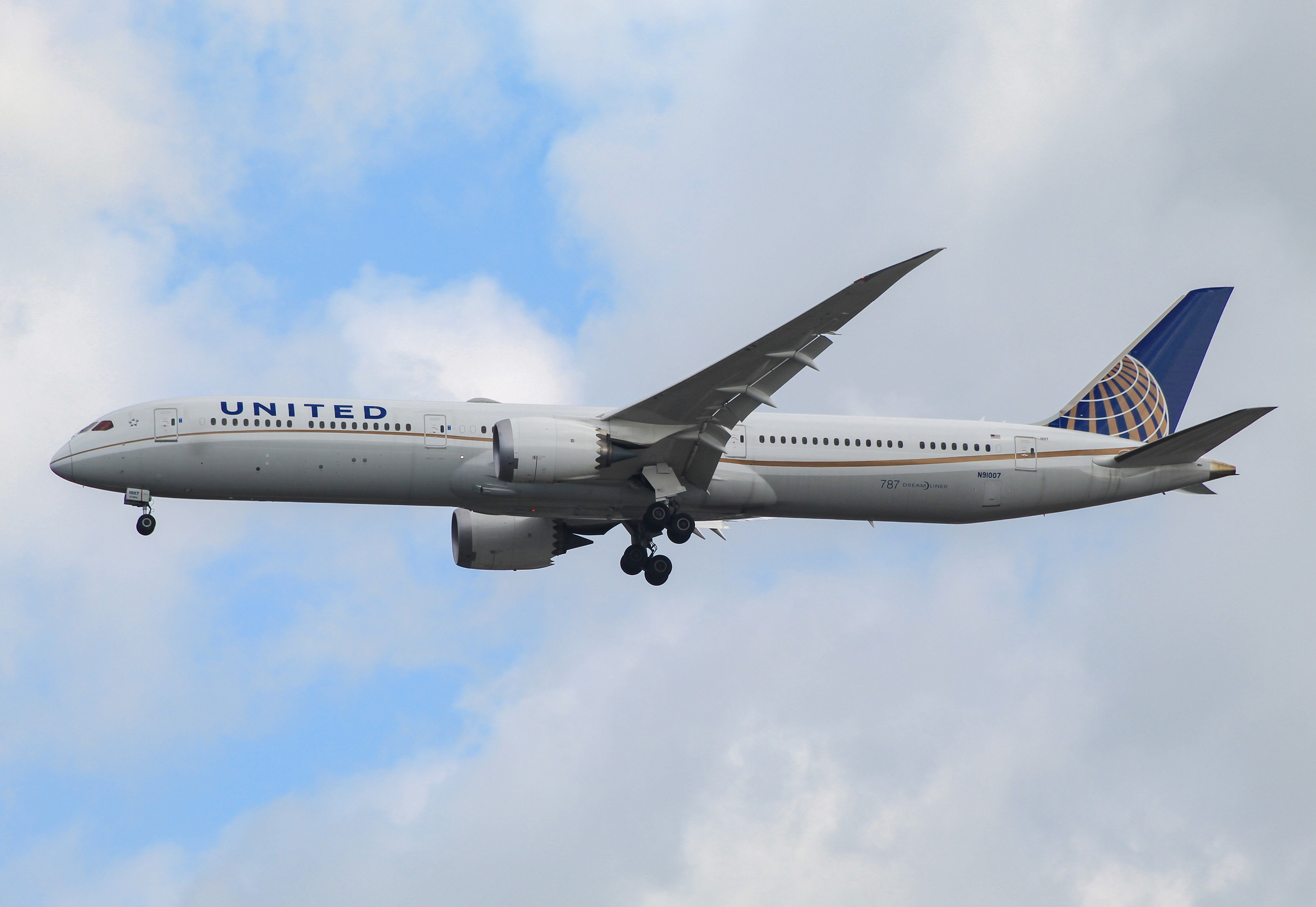 Full size: United Airlines Boeing 787-10 N91007 at Washington Dulles International Airport