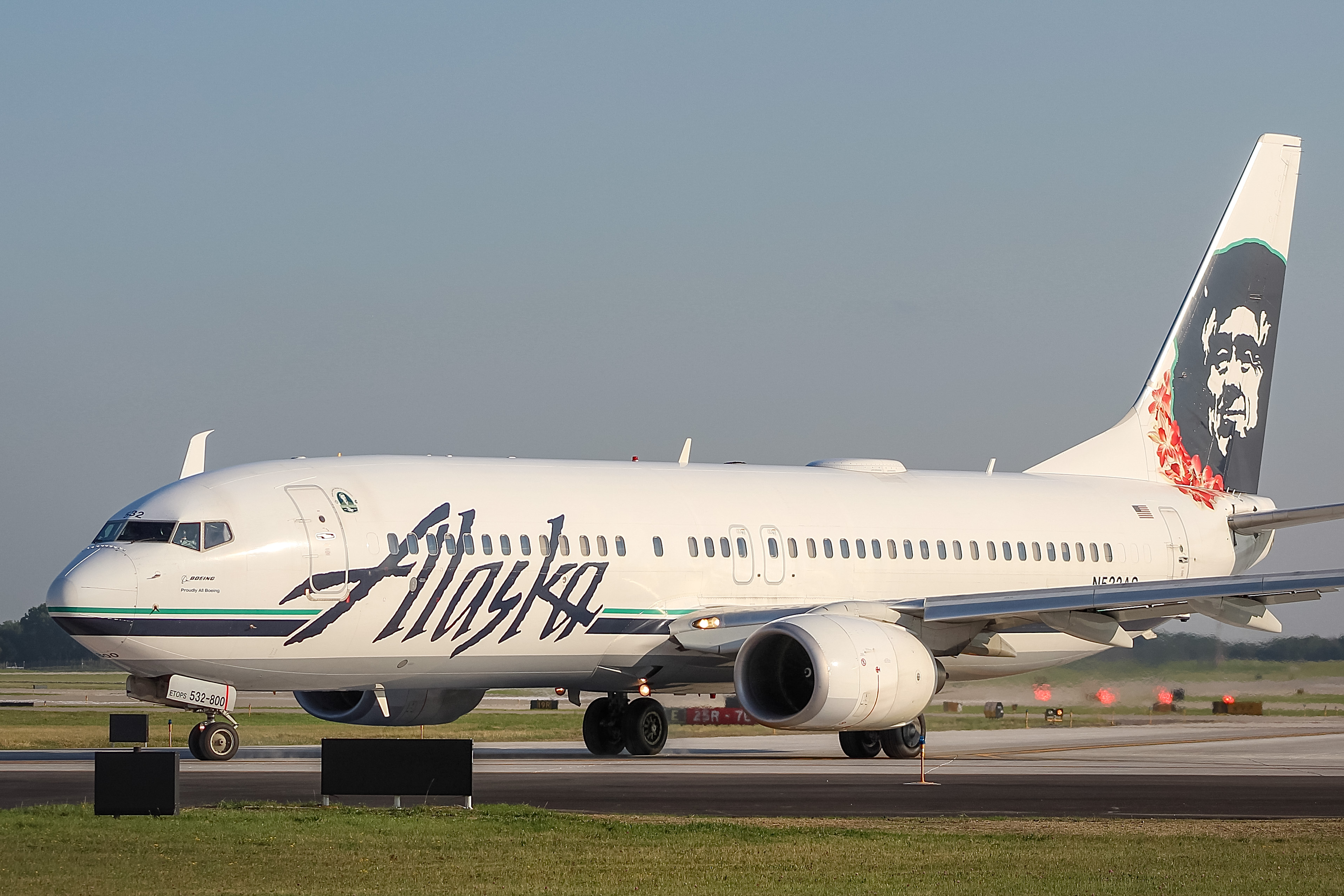 Full size: Alaska Airlines Boeing 737-800 N532AS at General Mitchell International Airport