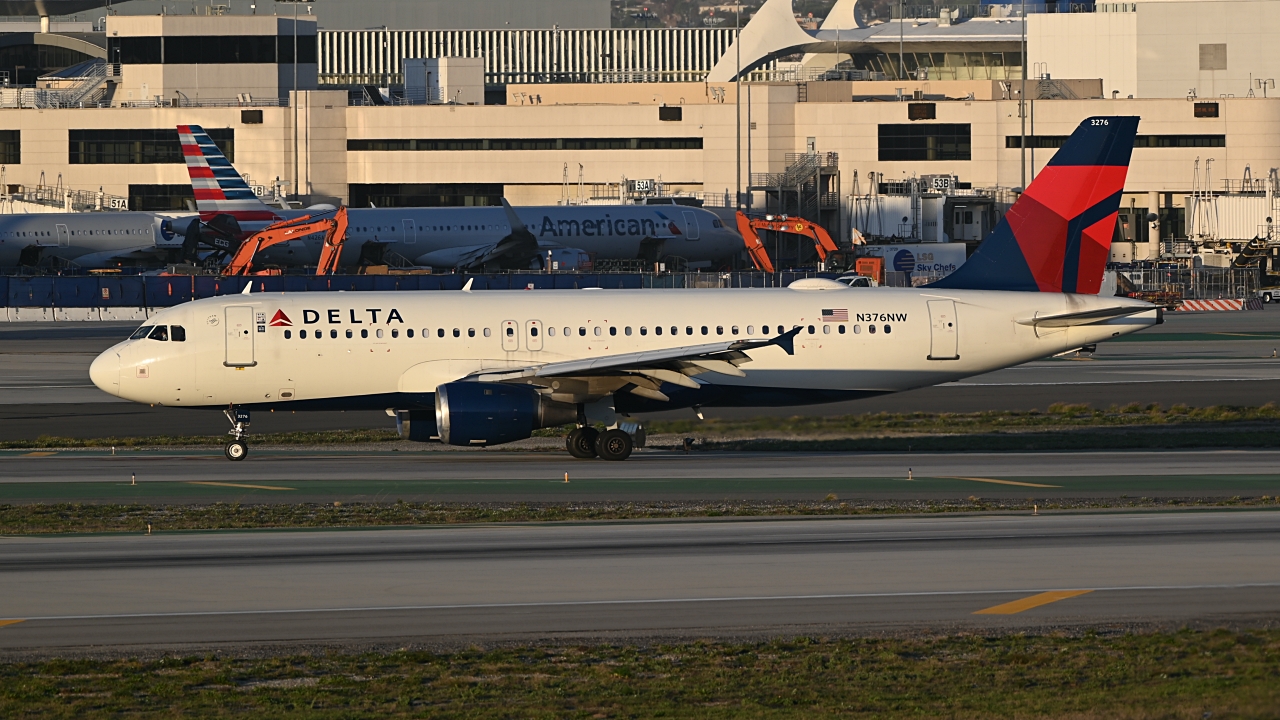 Full size: Delta Airlines Airbus A320 N376NW at Los Angeles International Airport