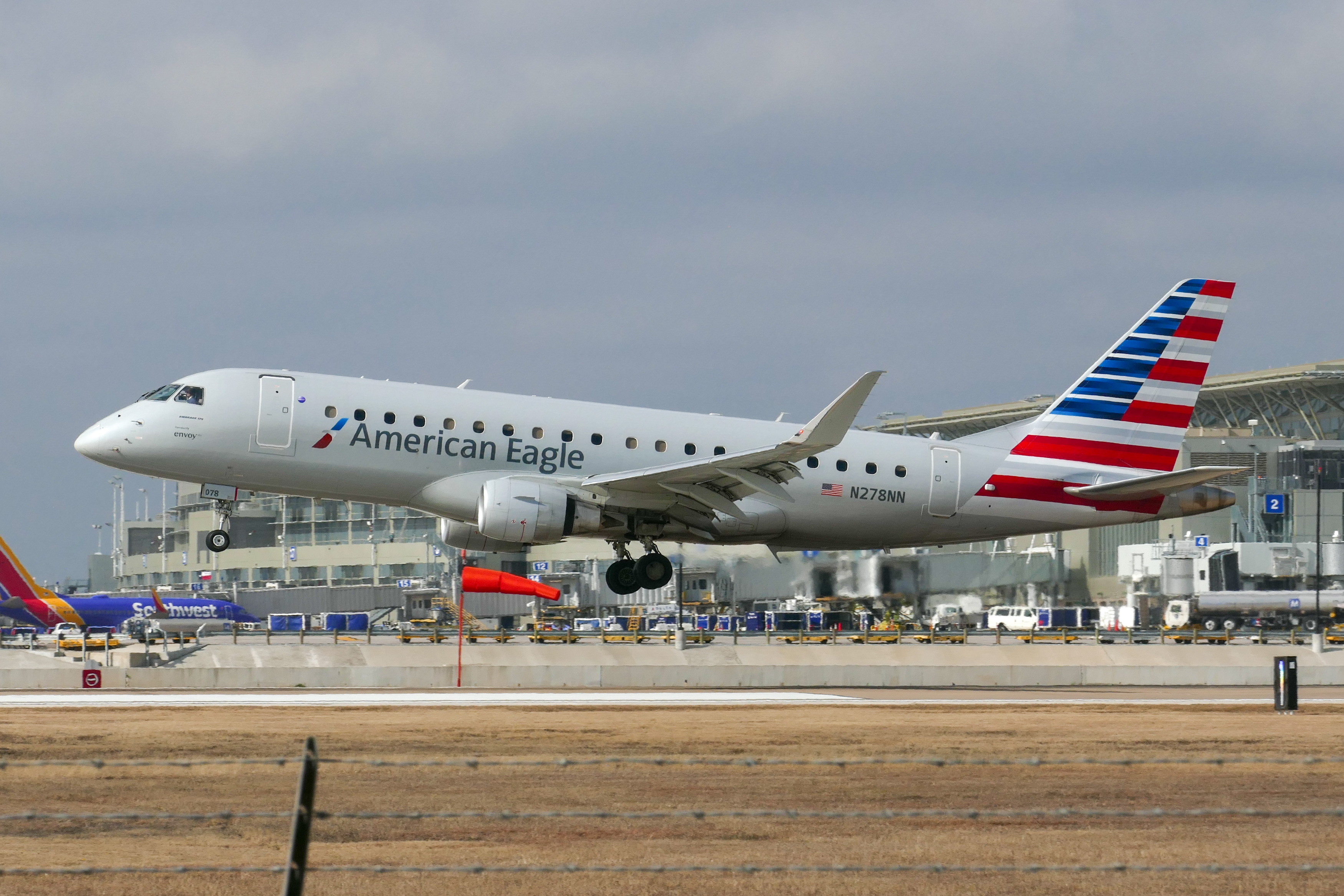 Full size: Envoy Air Embraer E175 N278NN at Austin-Bergstrom International Airport