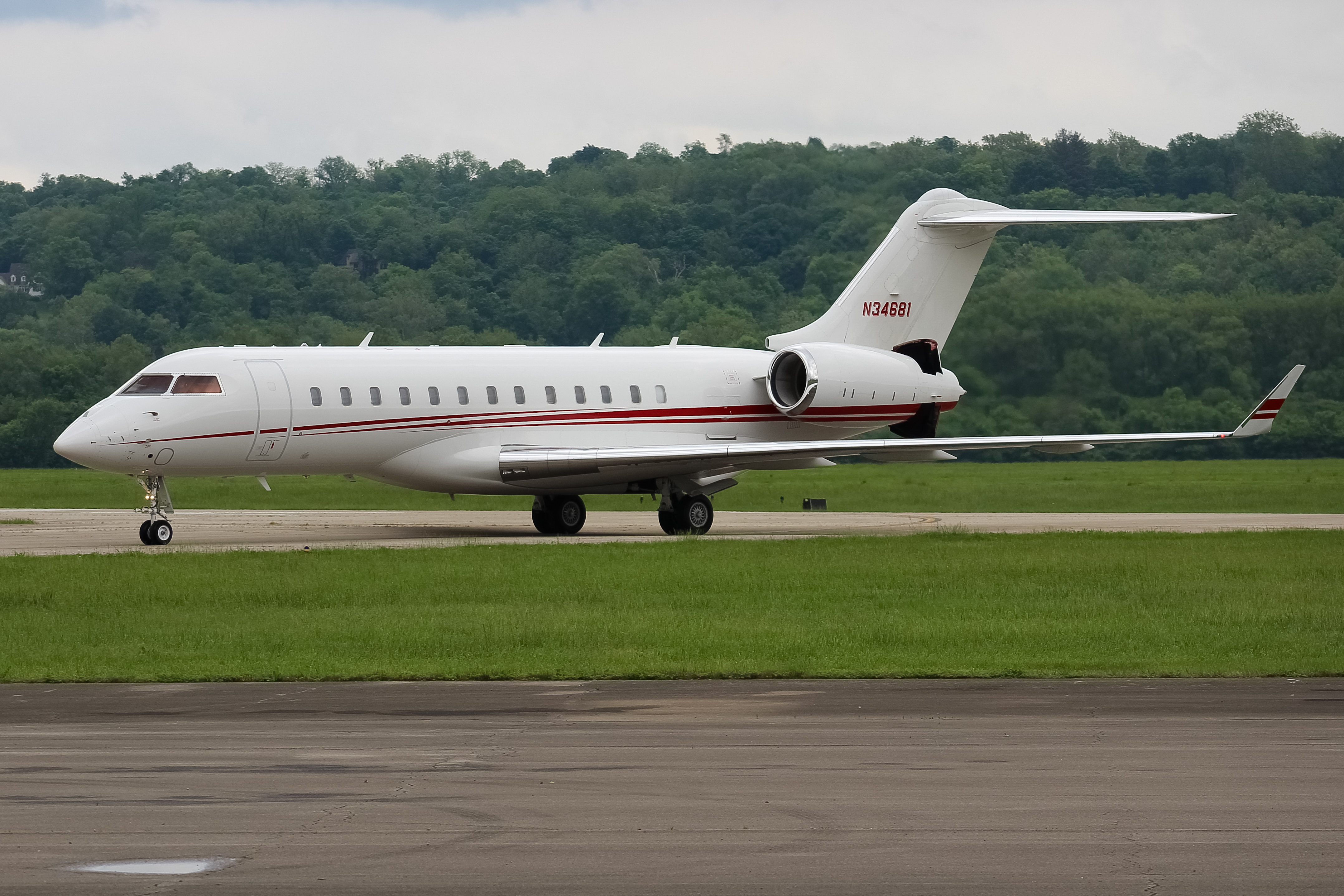 Full size: PRIVATE  Bombardier Global 6000 N34681 at Cincinnati Municipal Airport/Lunken Field