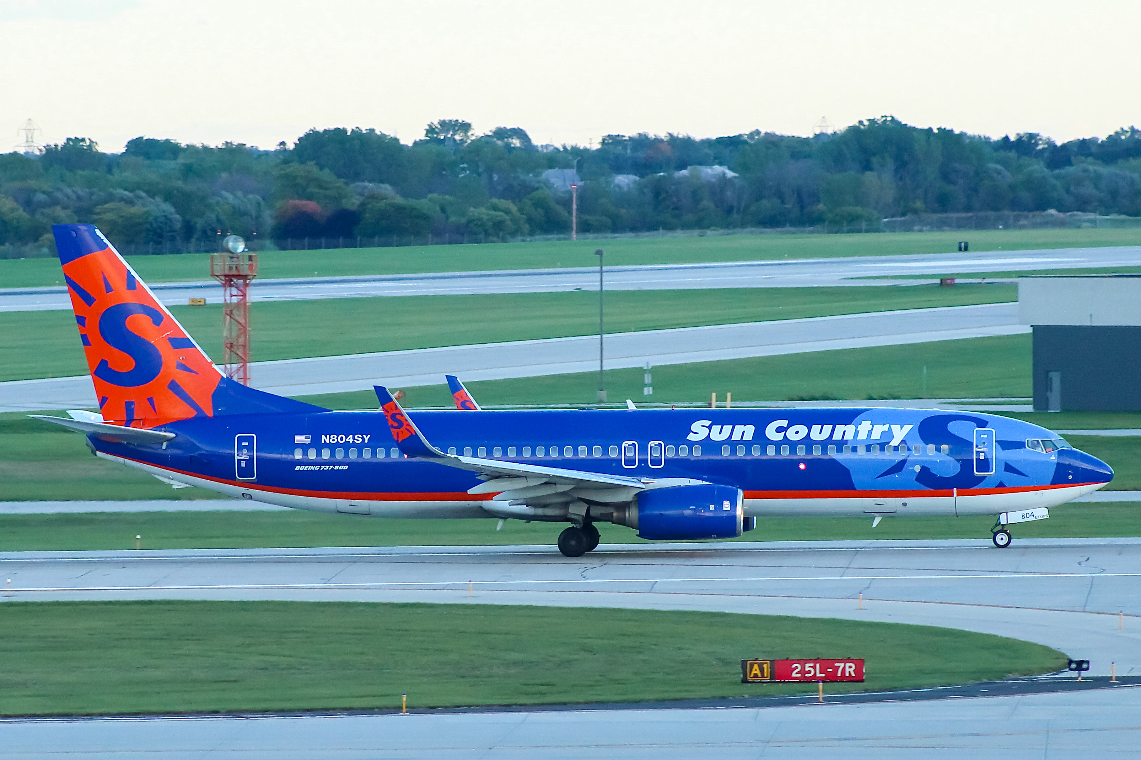 Full size: Sun Country Airlines Boeing 737-800 N804SY at General Mitchell International Airport