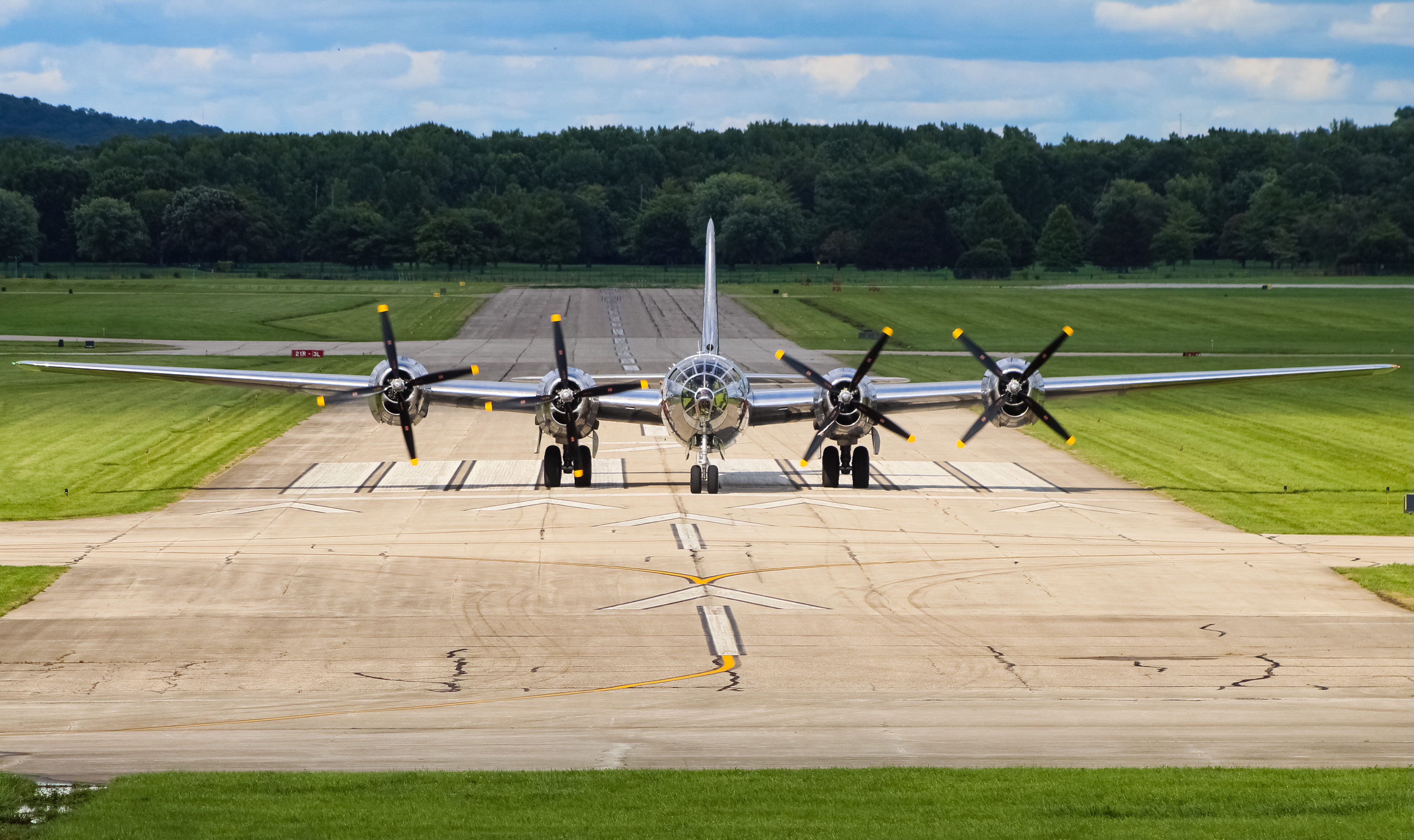 Full size: PRIVATE Boeing B-29 SuperFortress N69972 at Cincinnati Municipal Airport/Lunken Field