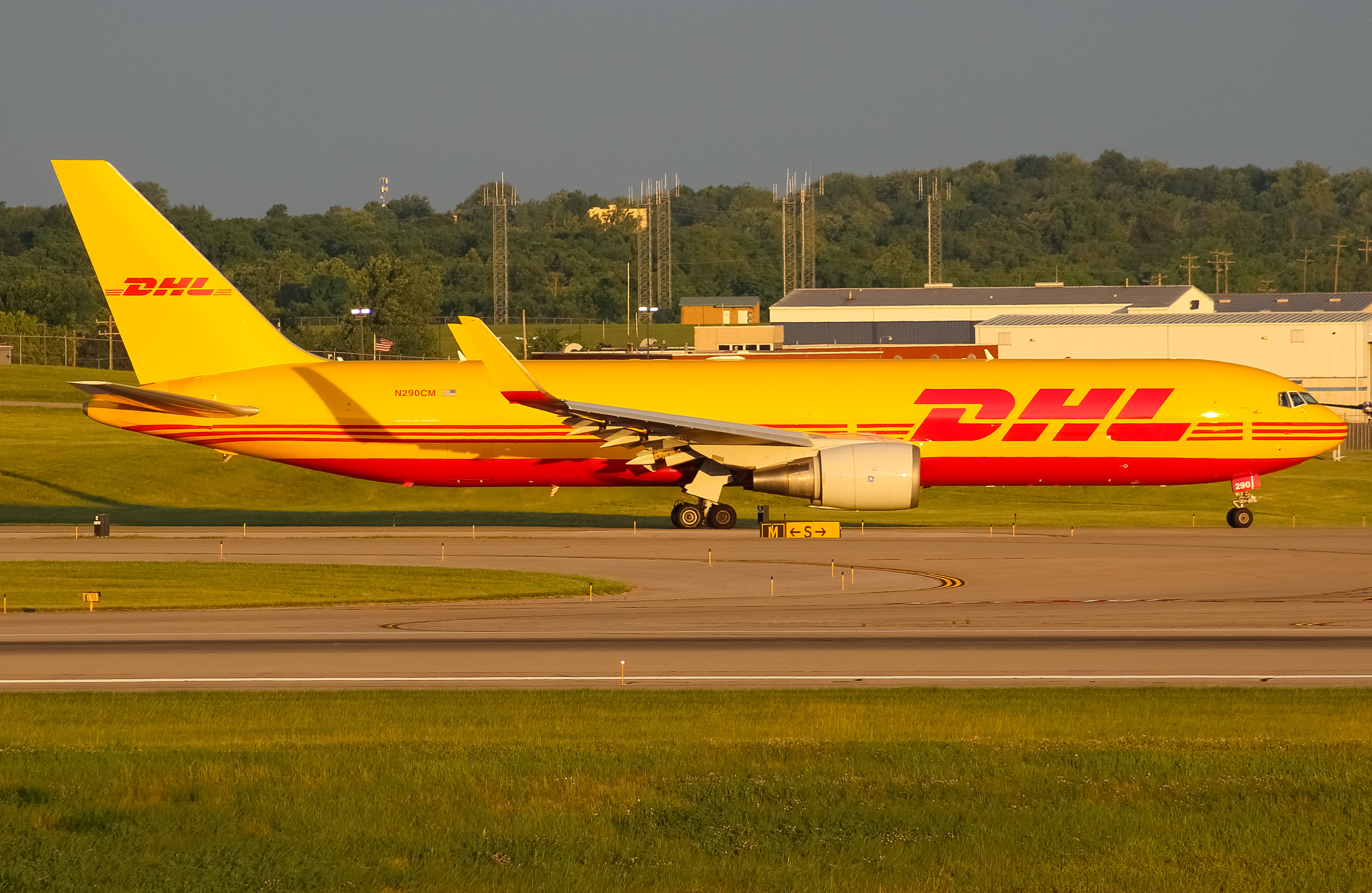 Full size: DHL Boeing 767-300F N290CM at Cincinnati/Northern Kentucky International Airport