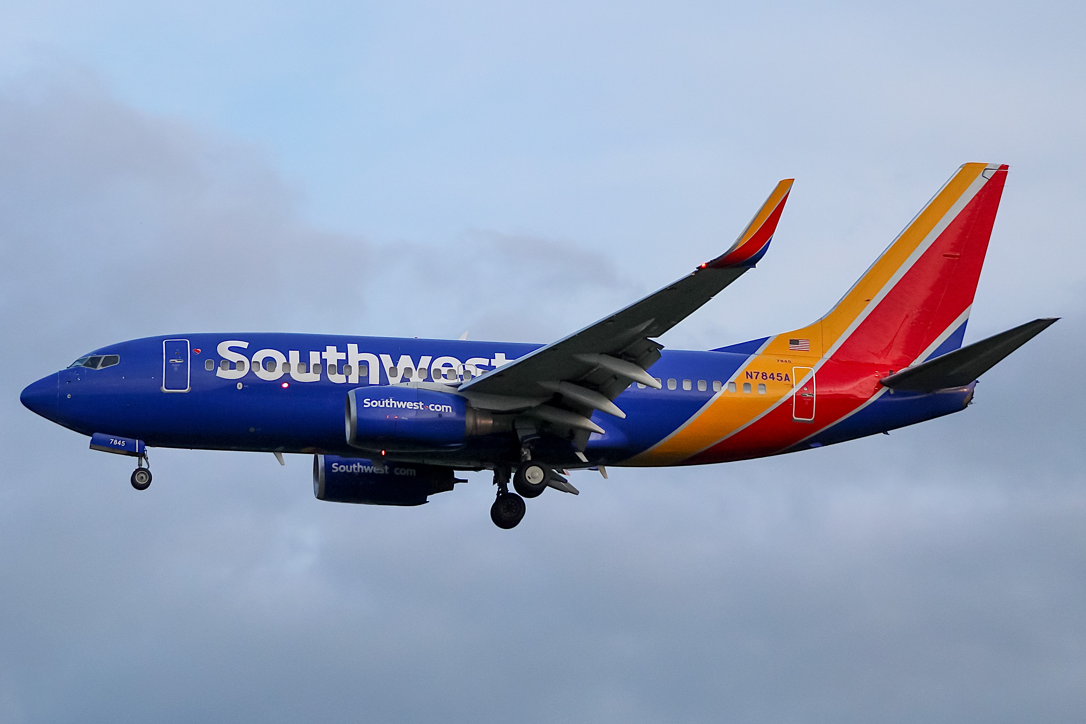 Full size: Southwest Airlines Boeing 737-700 N7845A at General Mitchell International Airport