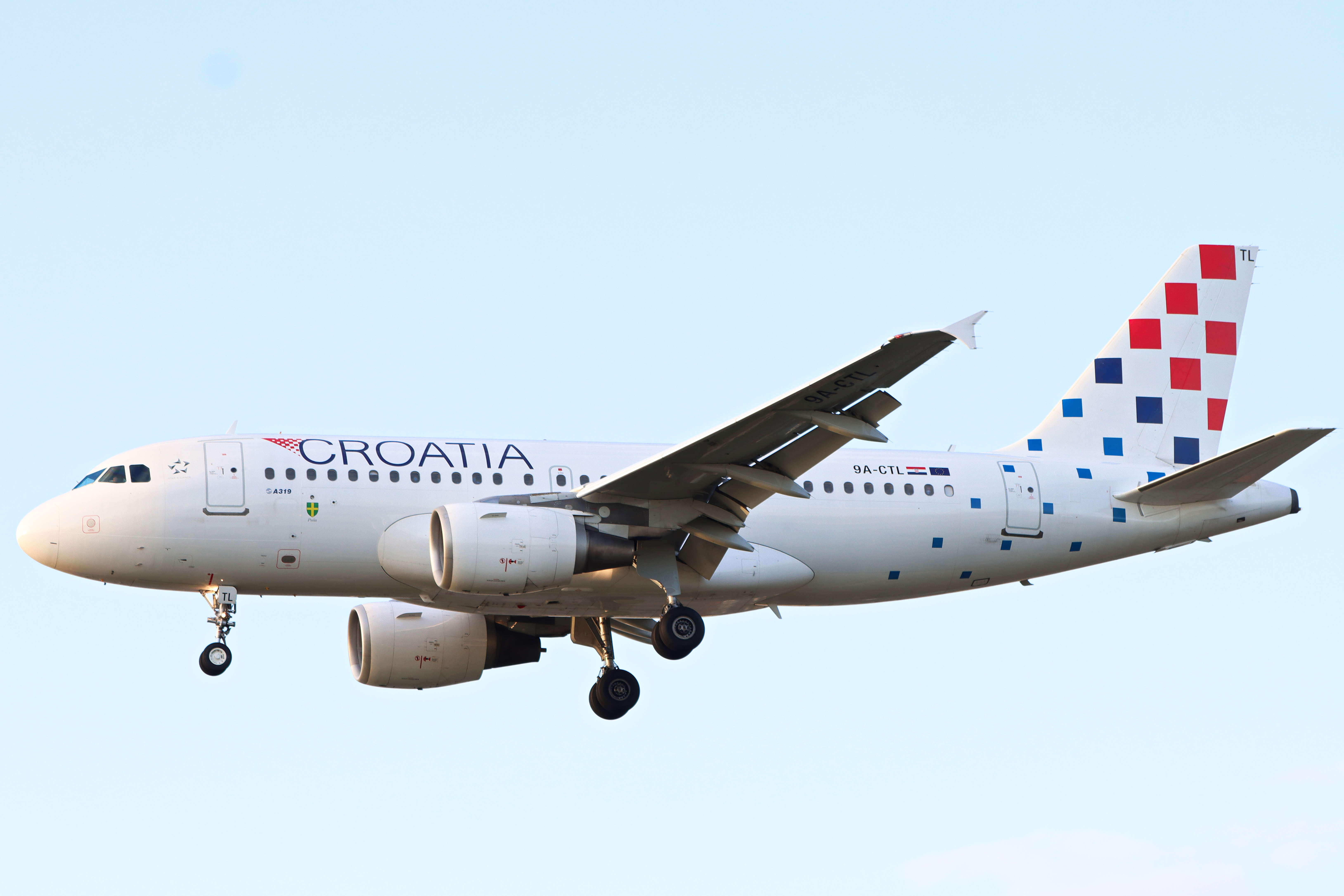 Full size: Croatia Airlines Airbus A319 9A-CTL at London Heathrow International Airport