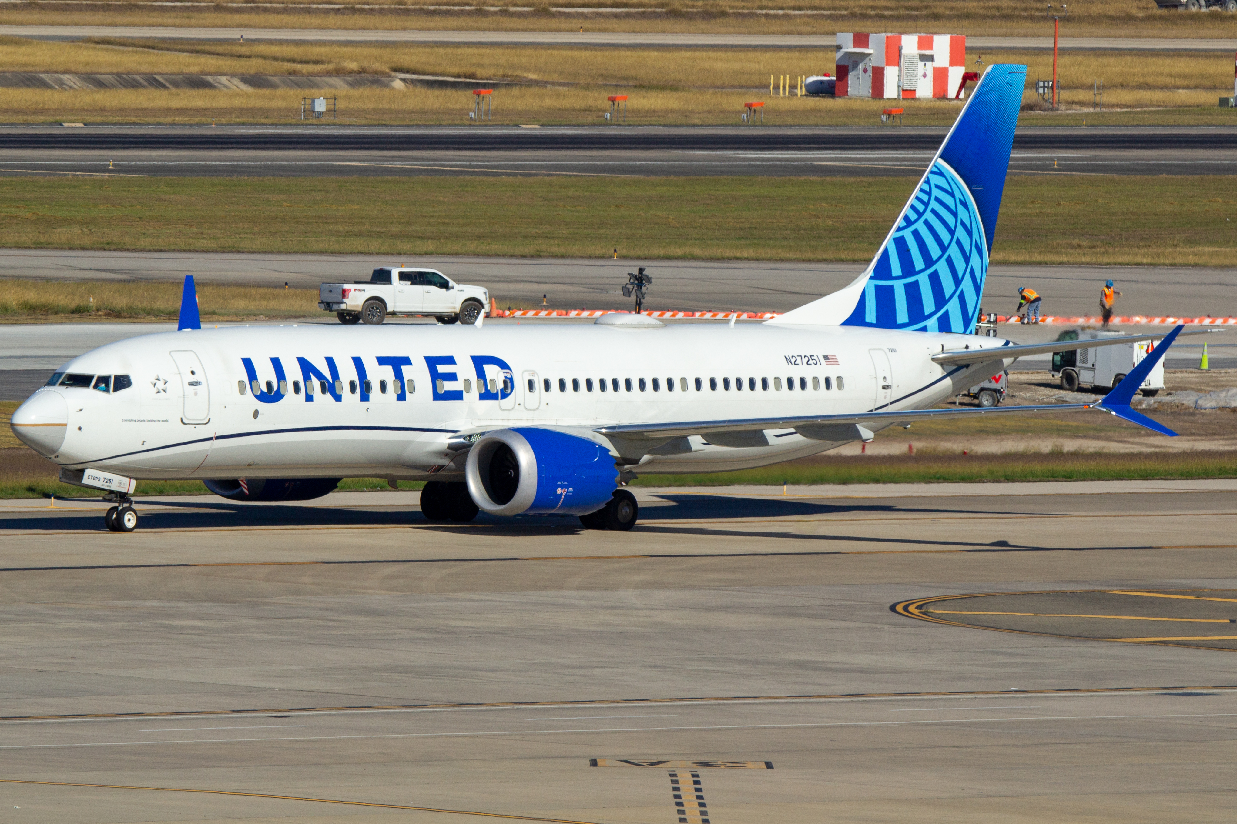 Full size: United Airlines Boeing 737 MAX 8 N27251 at Houston-George Bush Intercontinental Airport