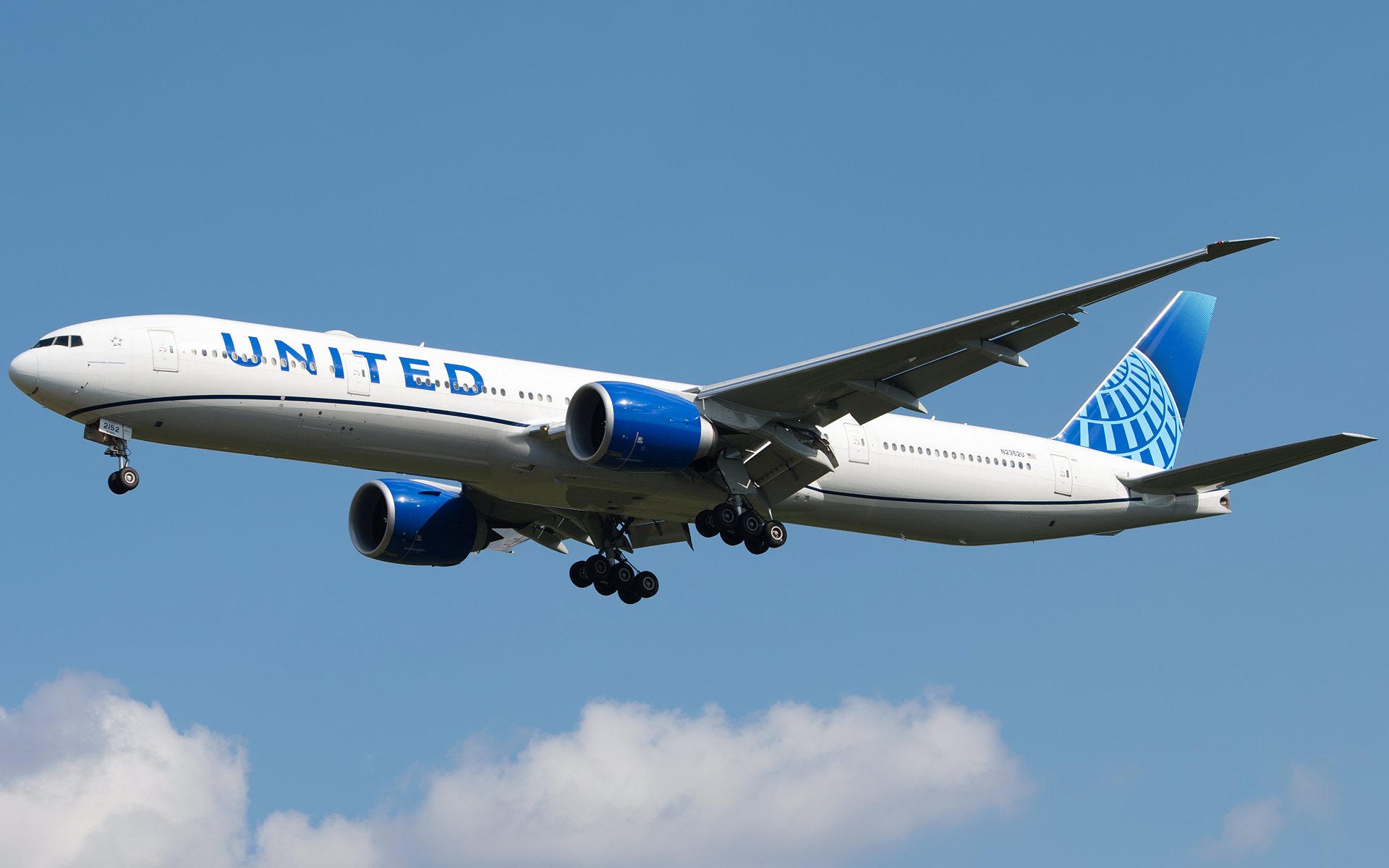 Full size: United Airlines Boeing 777-300ER N2352U at Washington Dulles International Airport