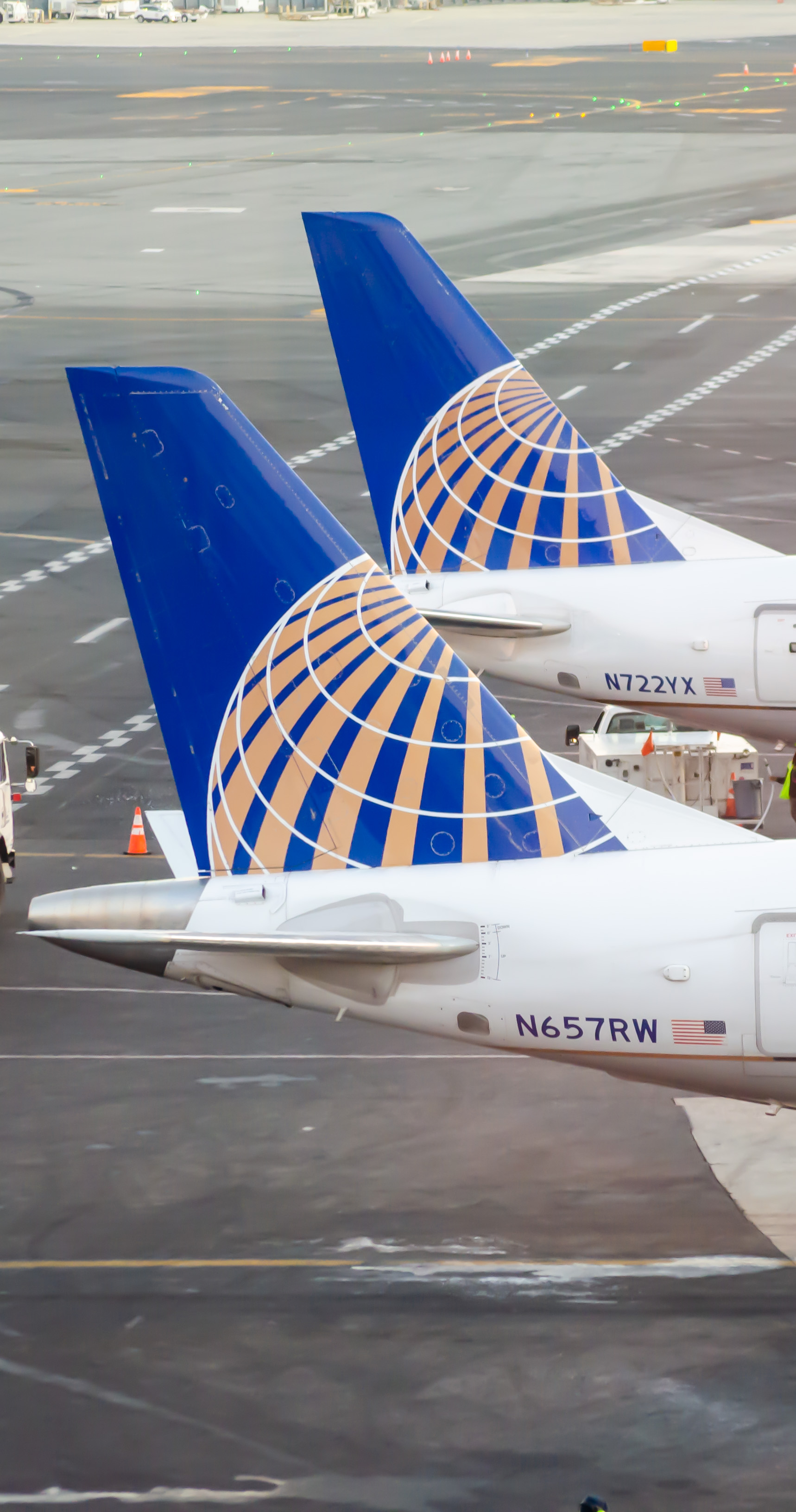 Full size: United Express Embraer E170 N657RW at Newark Liberty International Airport