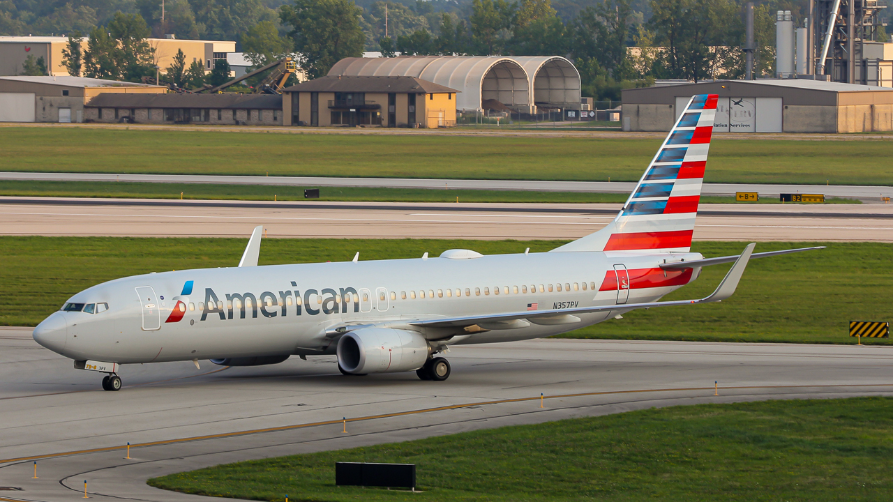 Full size: American Airlines Boeing 737-800 N357PV at John Glenn Columbus International Airport