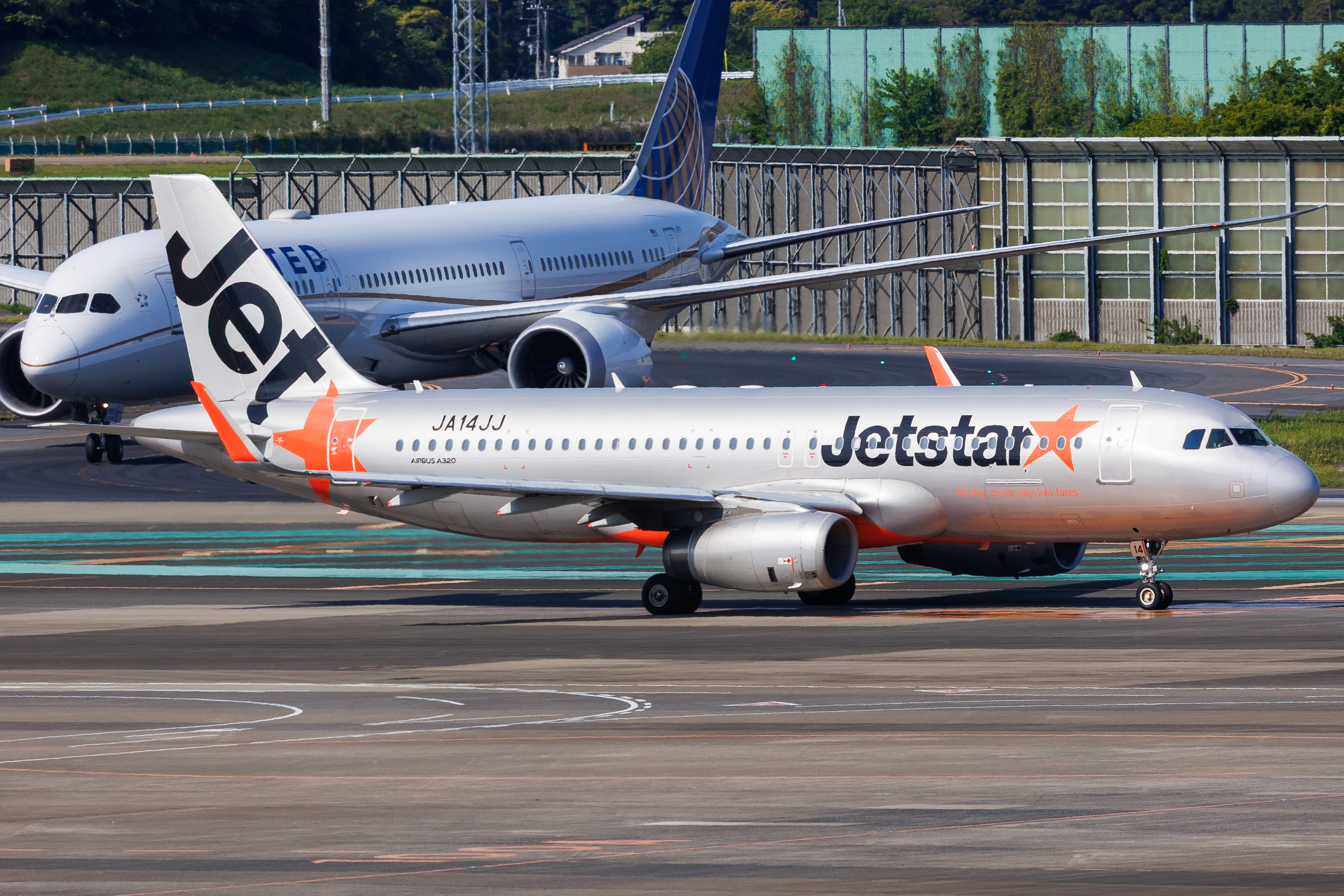 Full size: JetStar Airways Airbus A320 JA14JJ at Tokyo-Narita International Airport