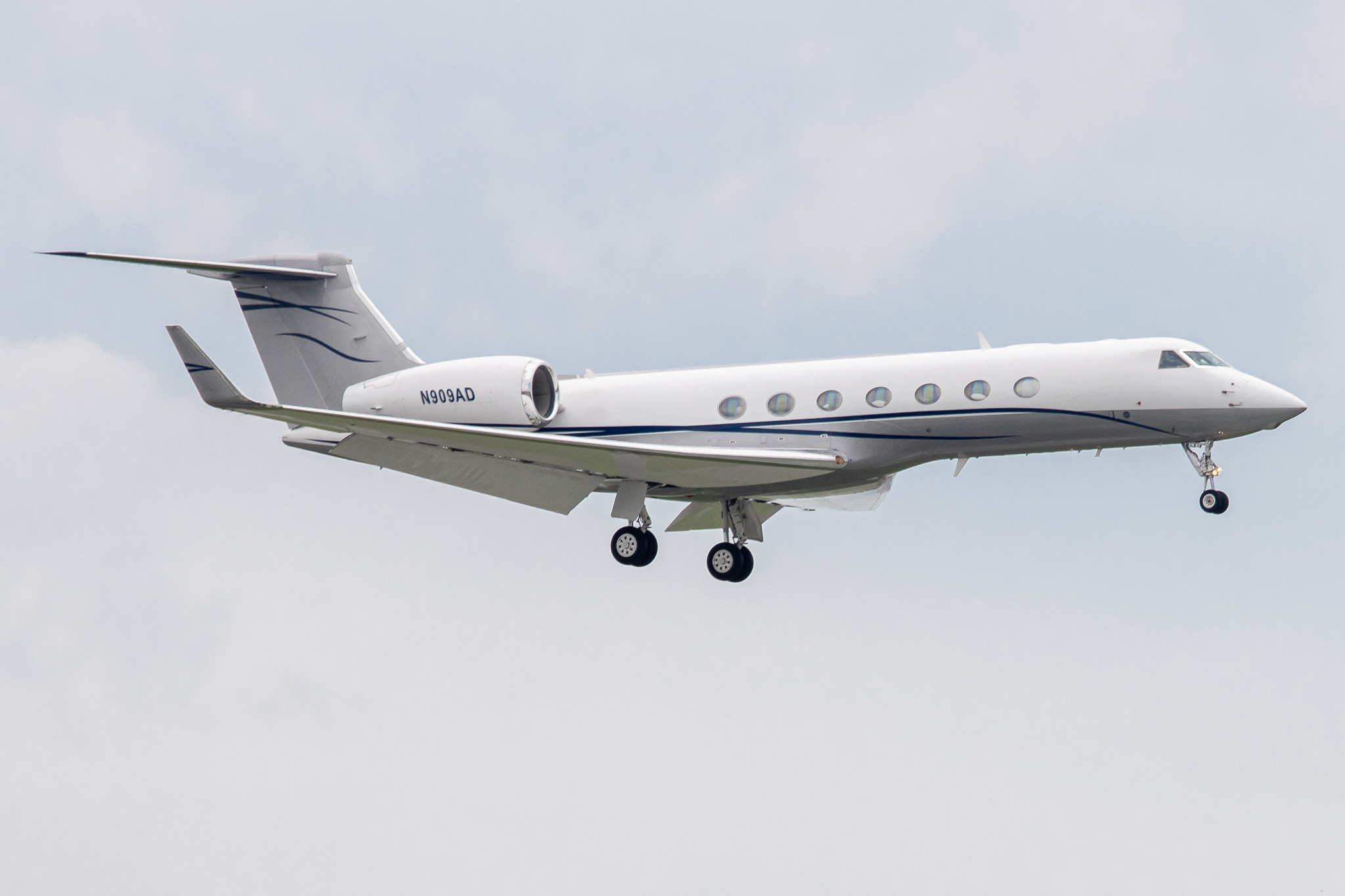Full size: PRIVATE Gulfstream G550 N909AD at Tan Son Nhat International Airport