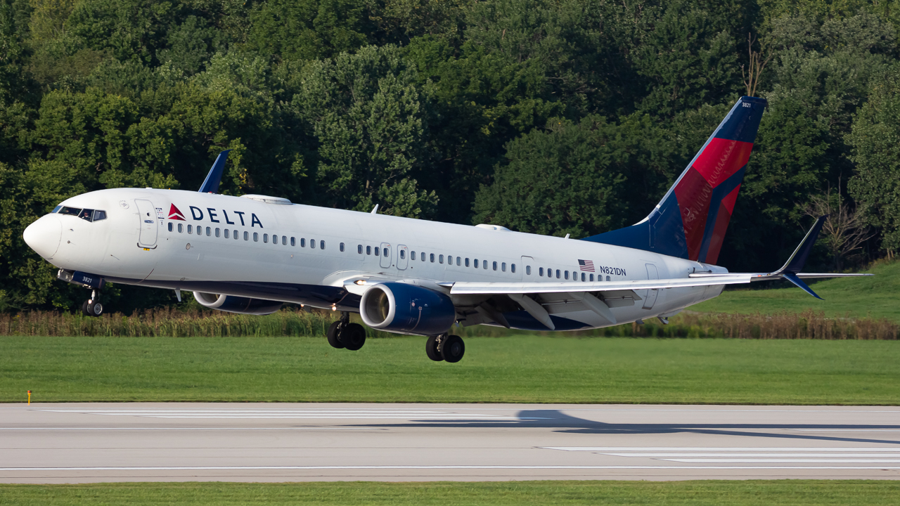 Full size: Delta Airlines Boeing 737-900ER N821DN at John Glenn Columbus International Airport