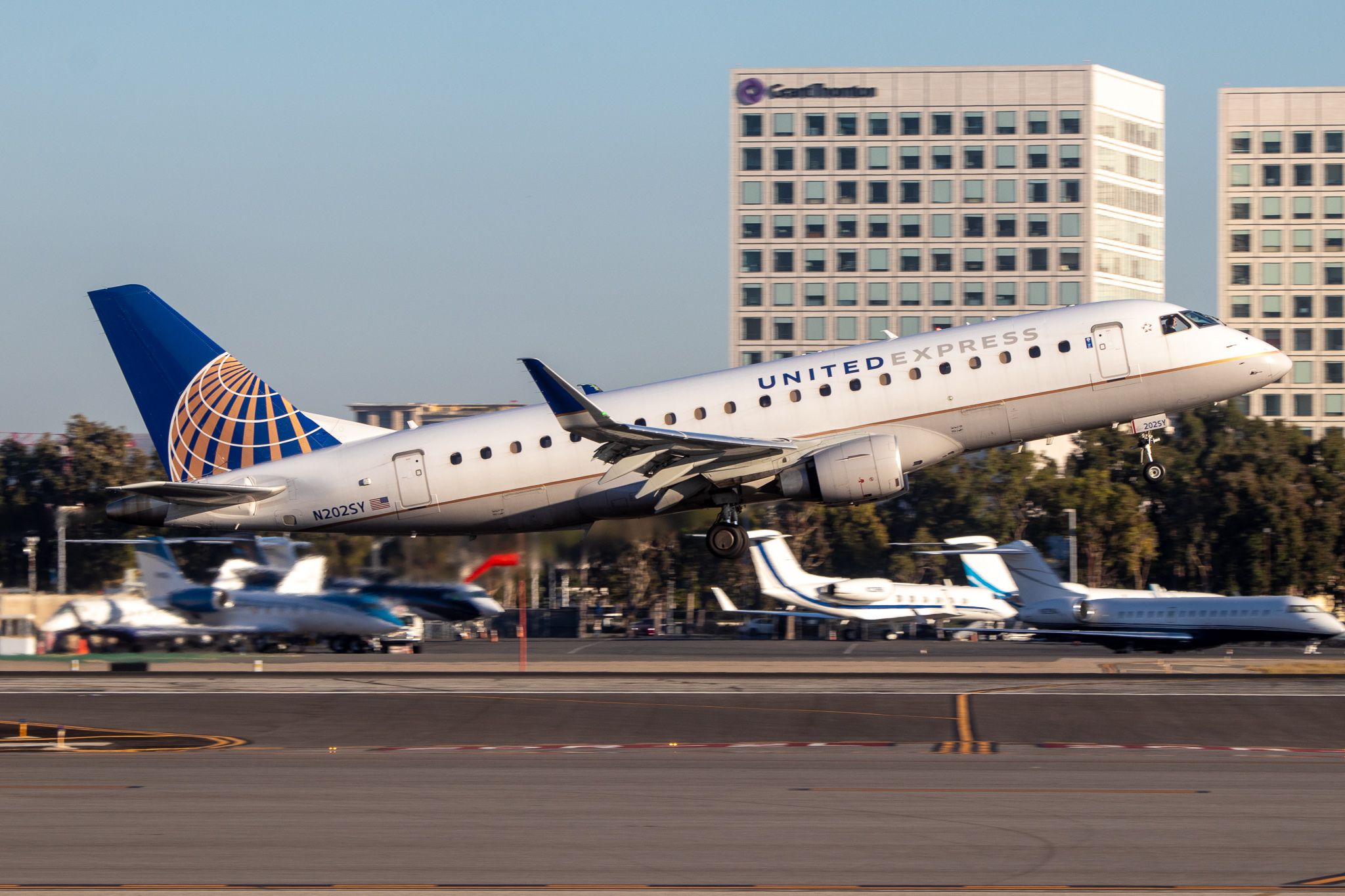 Full size: United Express Embraer E175 N202SY at John Wayne/Orange County Airport