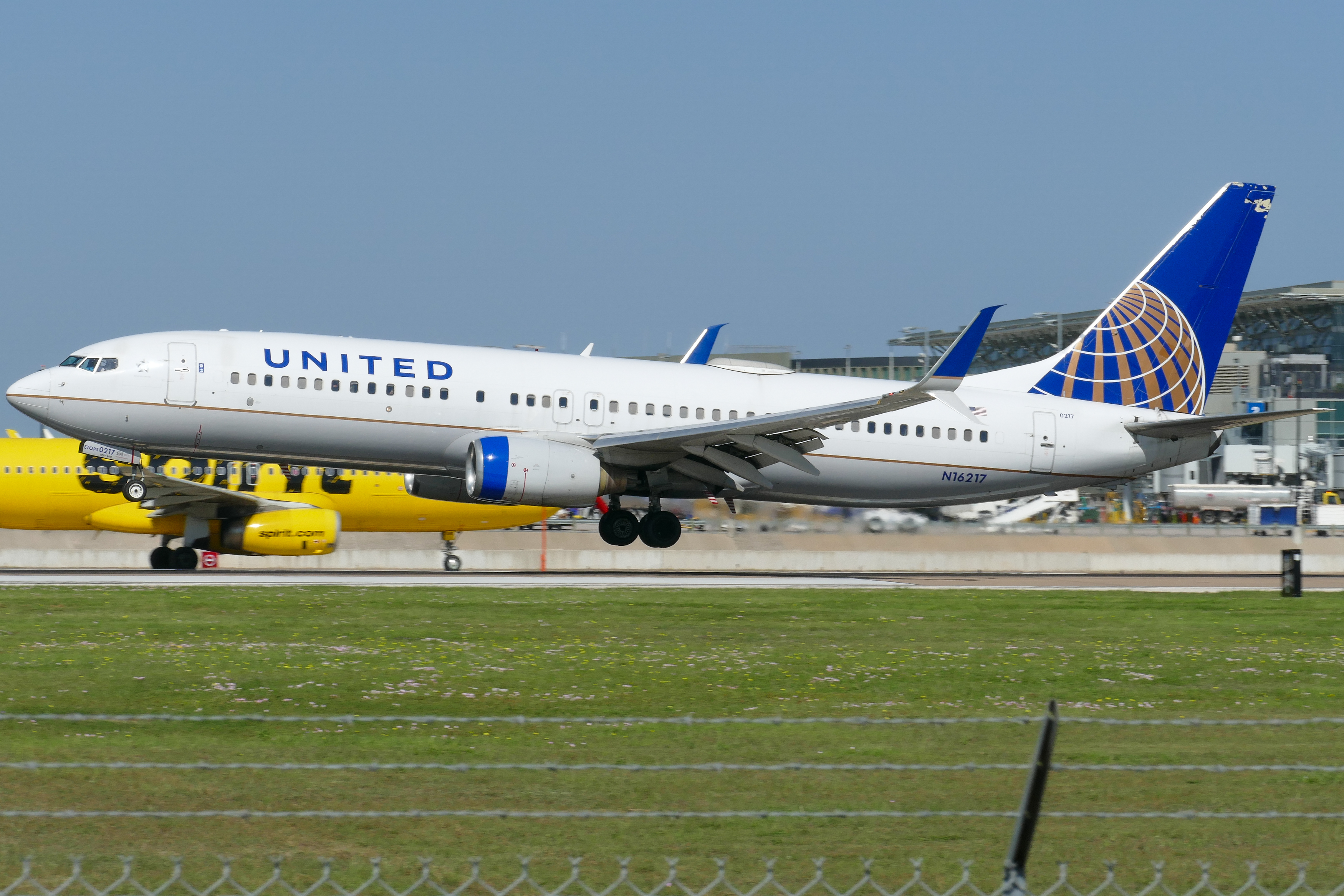 Full size: United Airlines Boeing 737-800 N16217 at Austin-Bergstrom International Airport