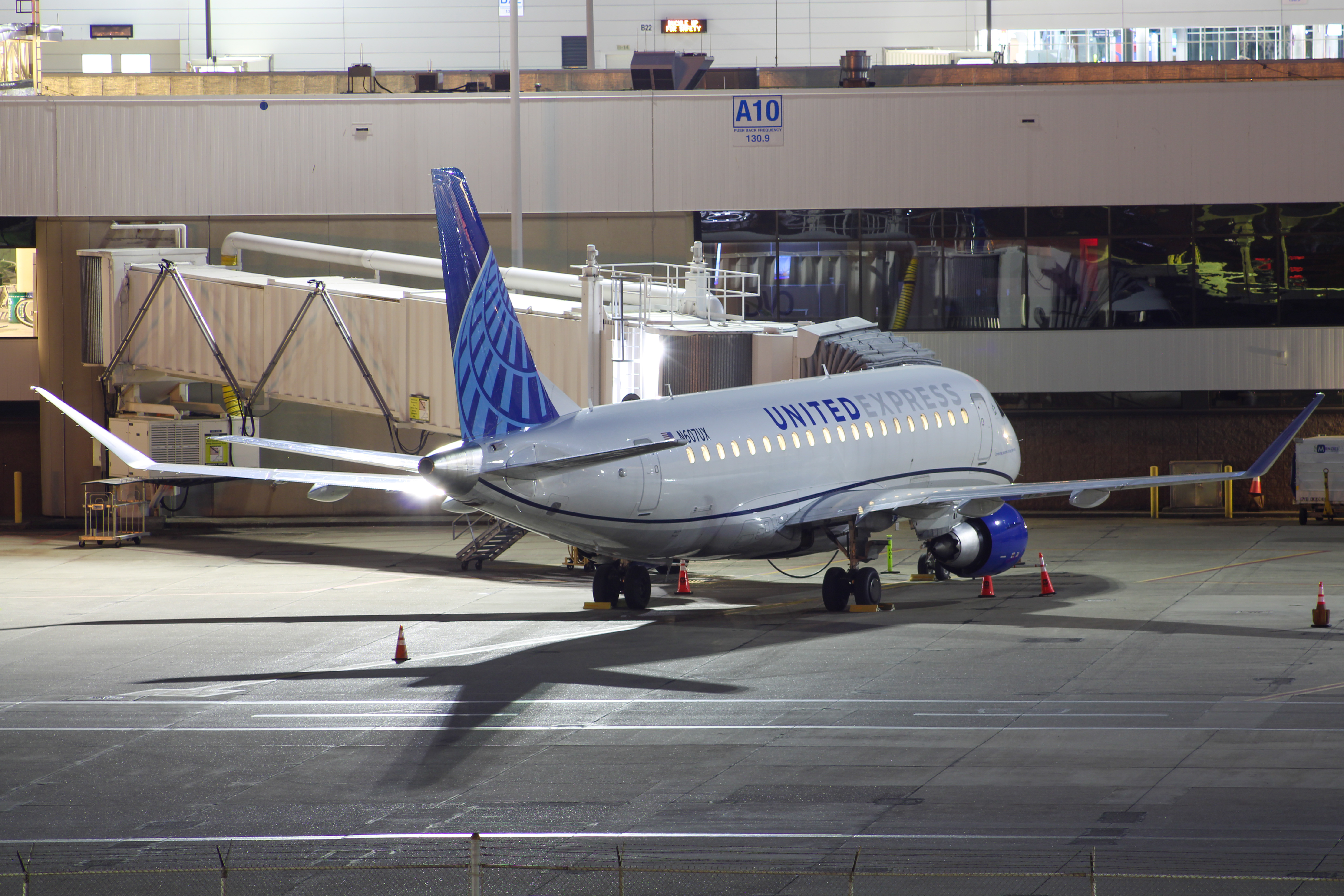 Full size: United Express Embraer E175 N607UX at Cincinnati/Northern Kentucky International Airport