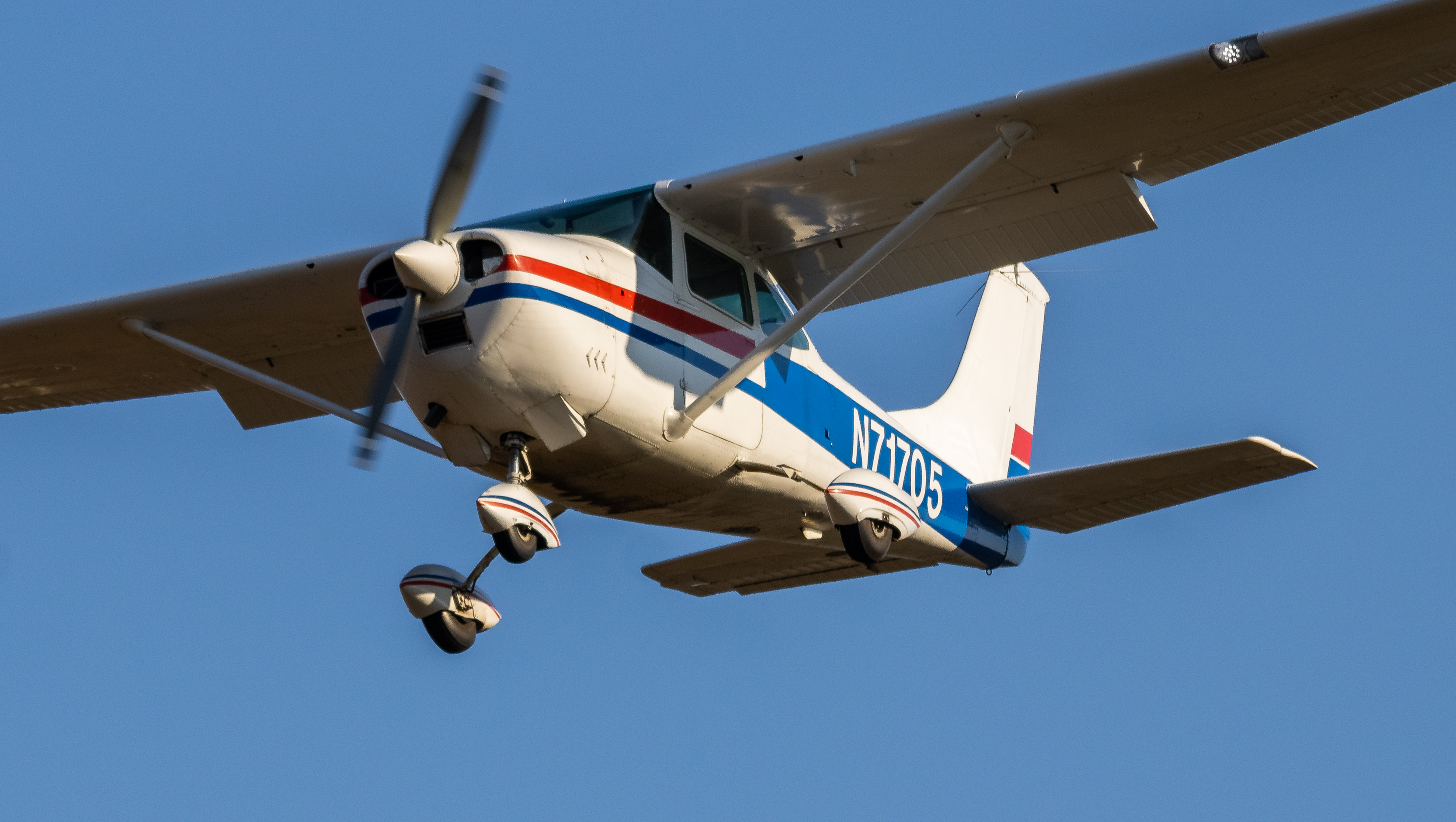 Full size: PRIVATE Cessna 182 Skylane N71705 at College Park Airport