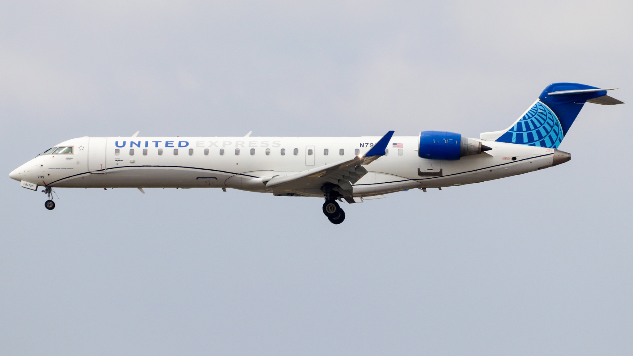 Full size: United Express Mitsubishi CRJ-700 N792SK at Los Angeles International Airport