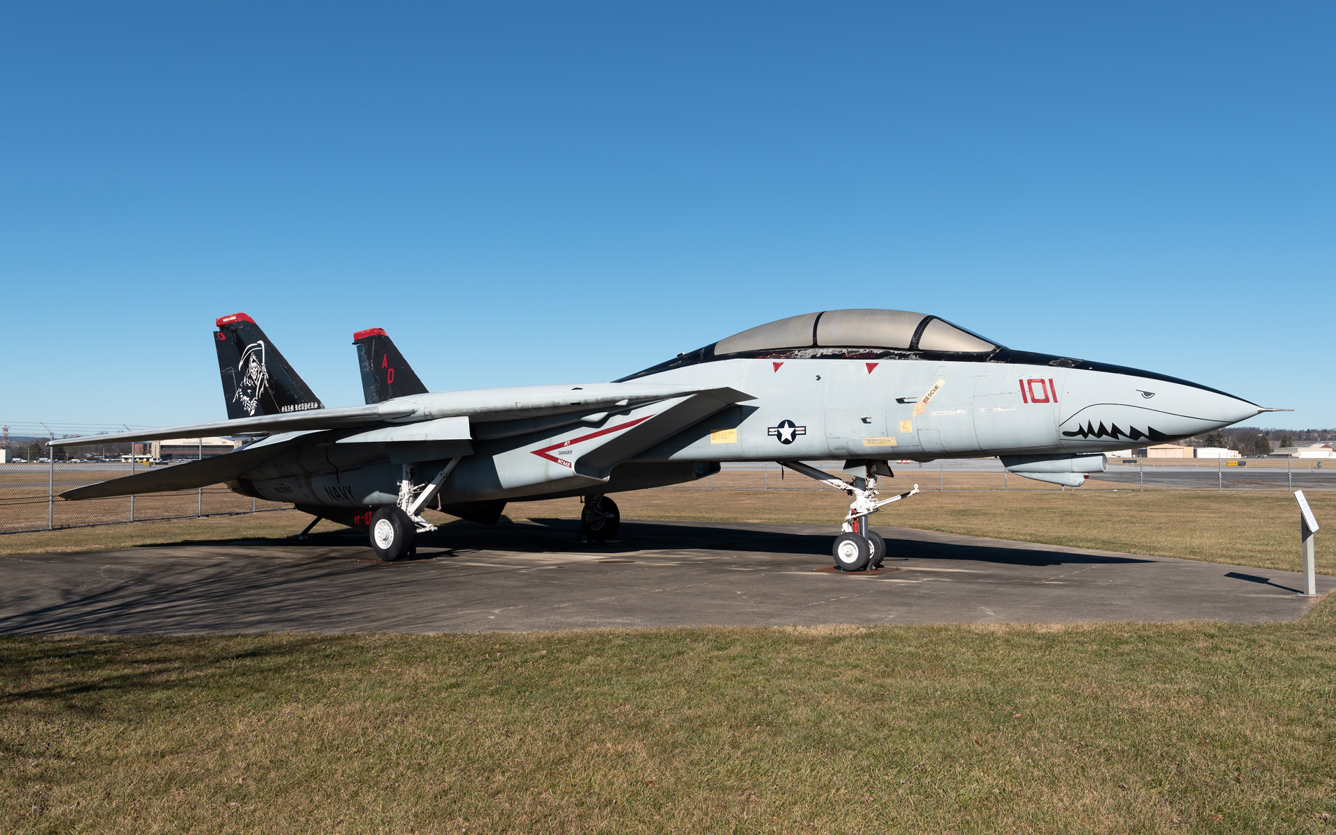 Full size: USN - United States Navy Northrop Grumman F-14B Tomcat 162190 at Capital City Airport