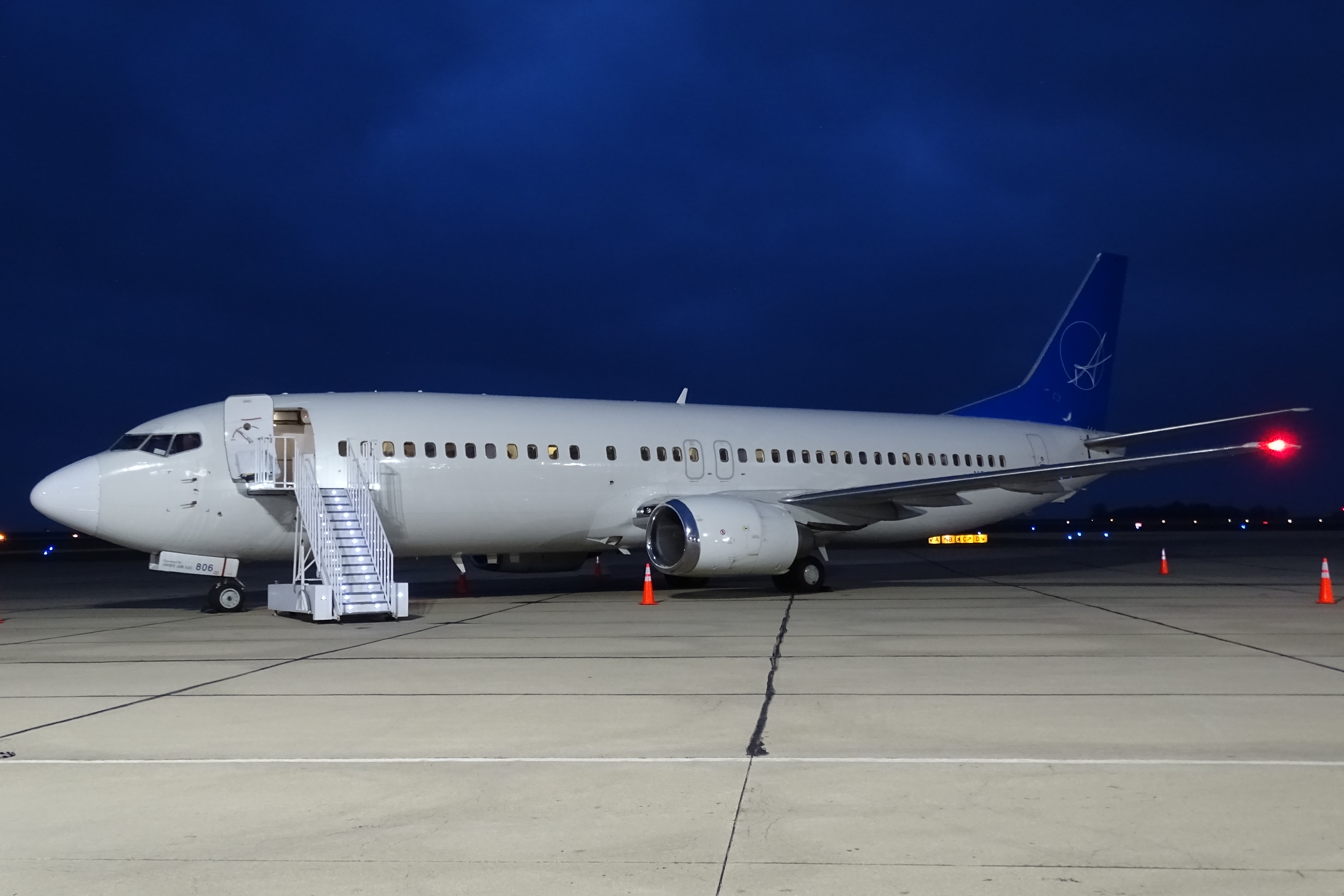 Full size: iAero Airways Boeing 737-400 N806TJ at University of Illinois-Willard Airport