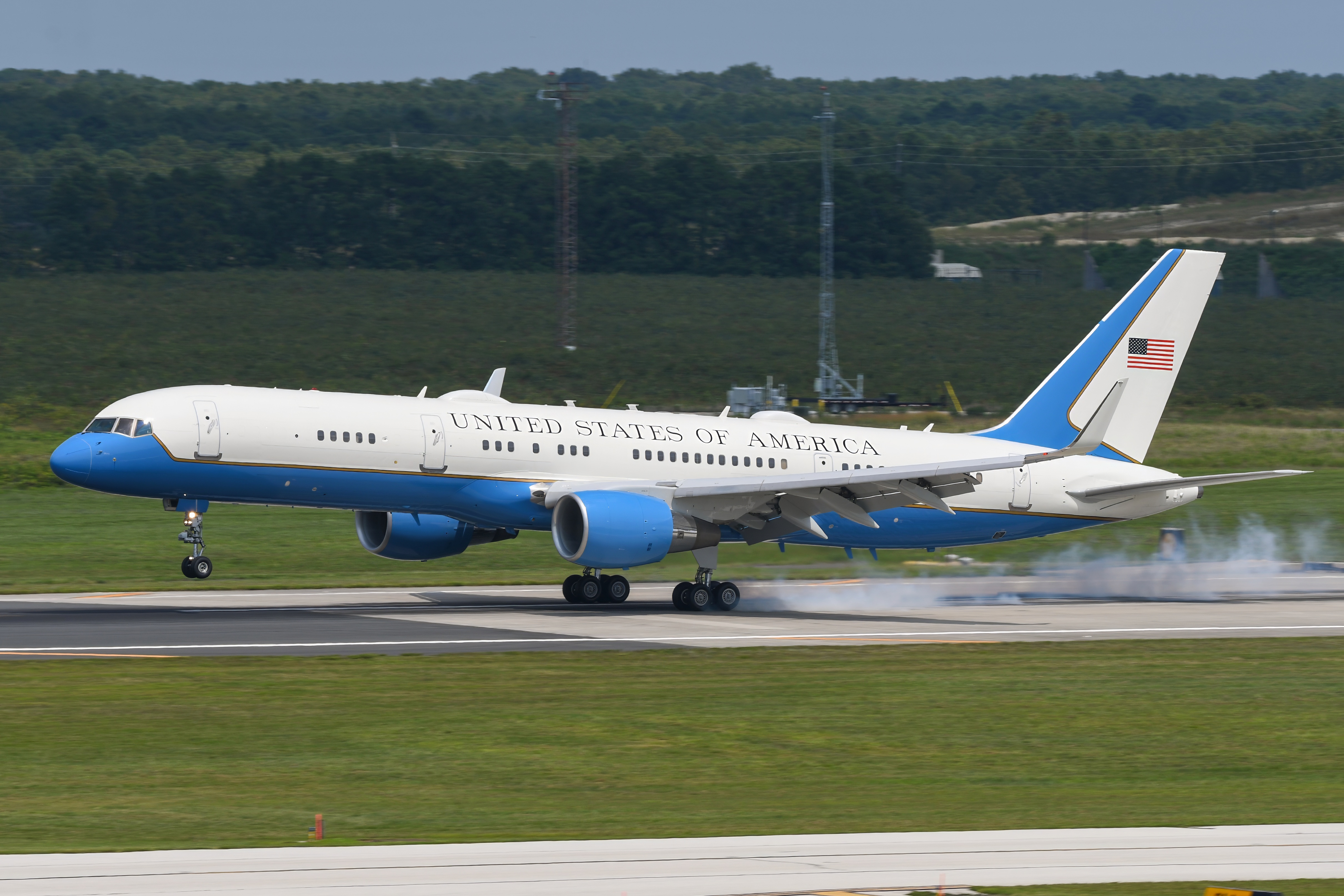 Full size: USAF - United States Air Force Boeing VC-32 99-0004 at Atlantic City International Airport