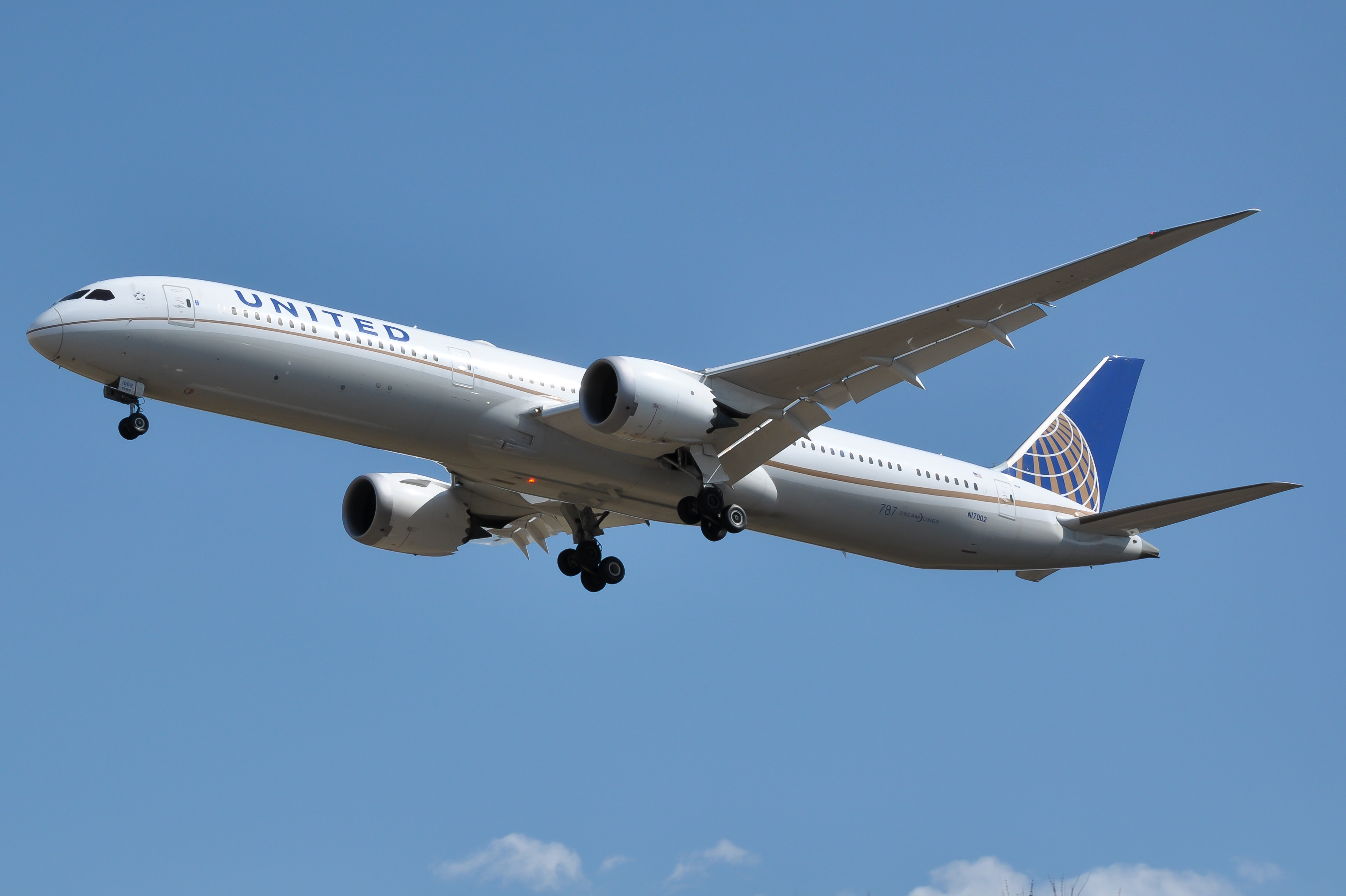 Full size: United Airlines Boeing 787-10 N17002 at Washington Dulles International Airport