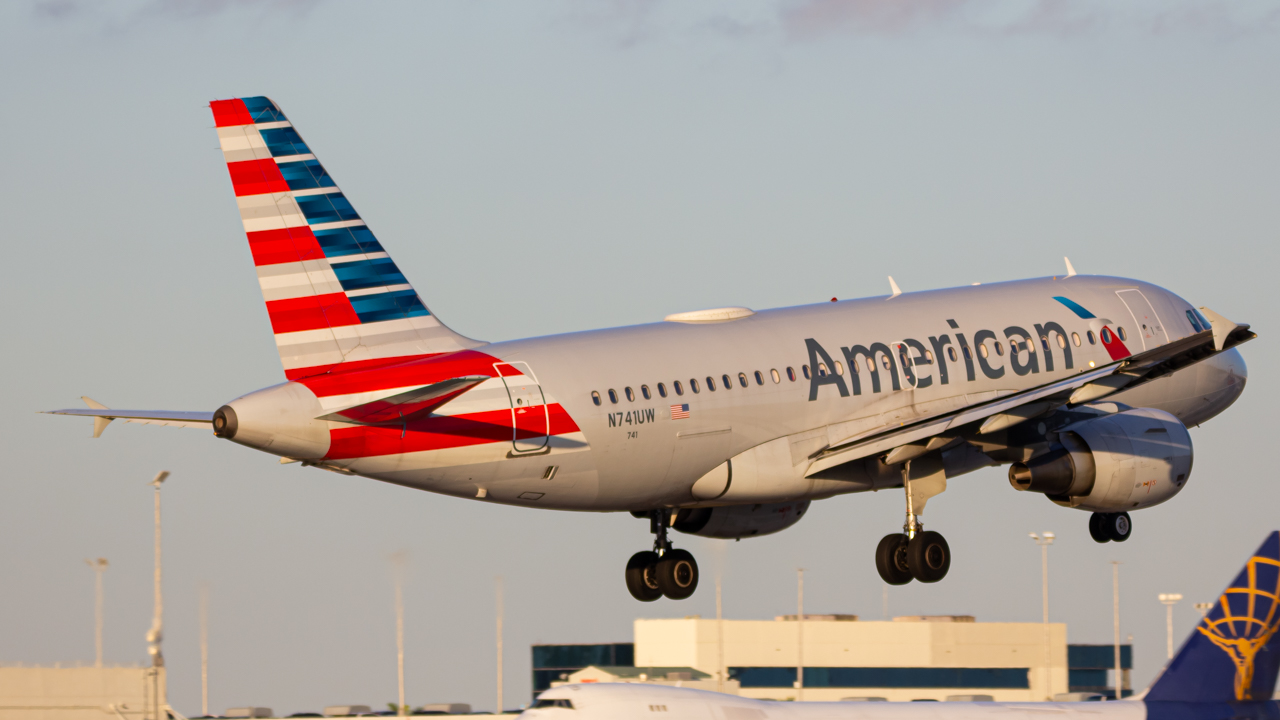 Full size: American Airlines Airbus A319 N741UW at Miami International Airport