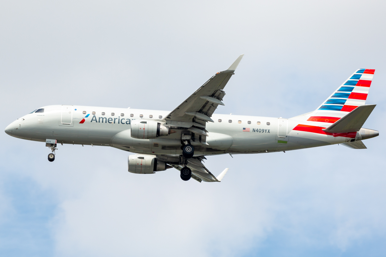 Full size: American Eagle Embraer E175 N409YX at John F. Kennedy International Airport