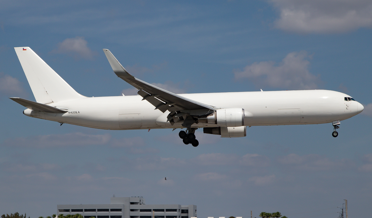 Full size: MasAir Boeing 767-300F N420LA at Miami International Airport