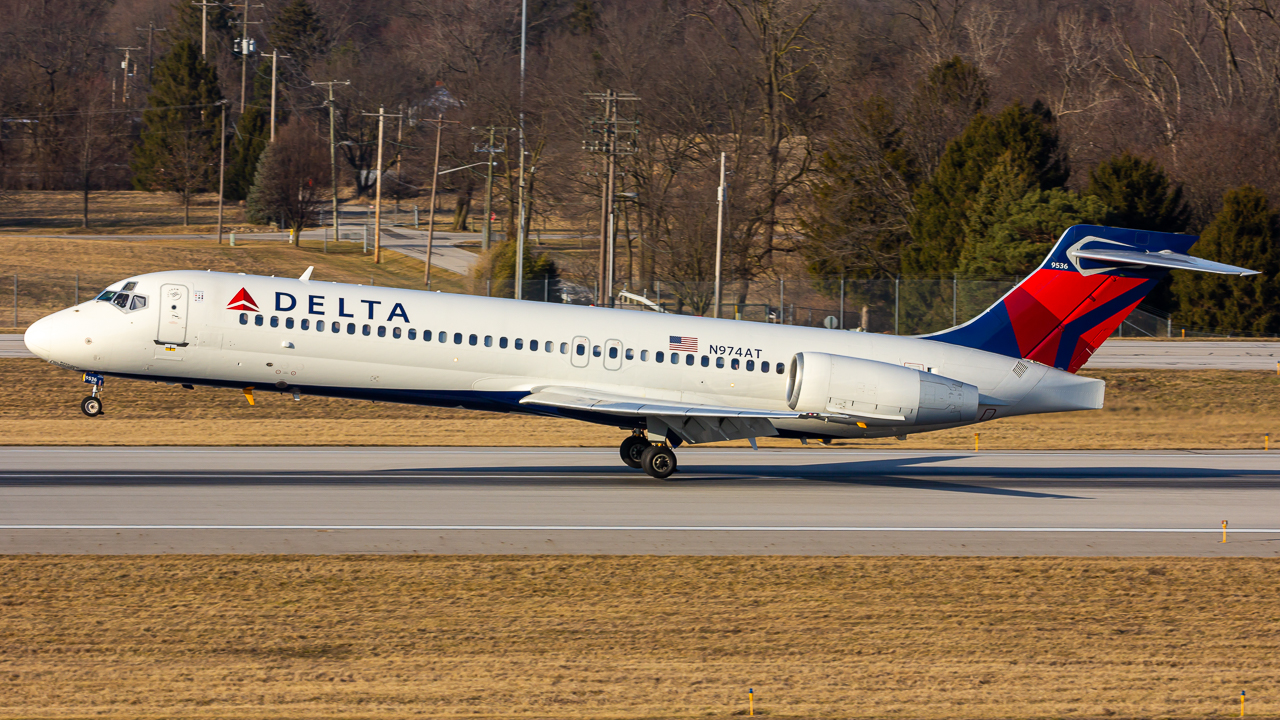 Full size: Delta Airlines Boeing 717-200 N974AT at John Glenn Columbus International Airport