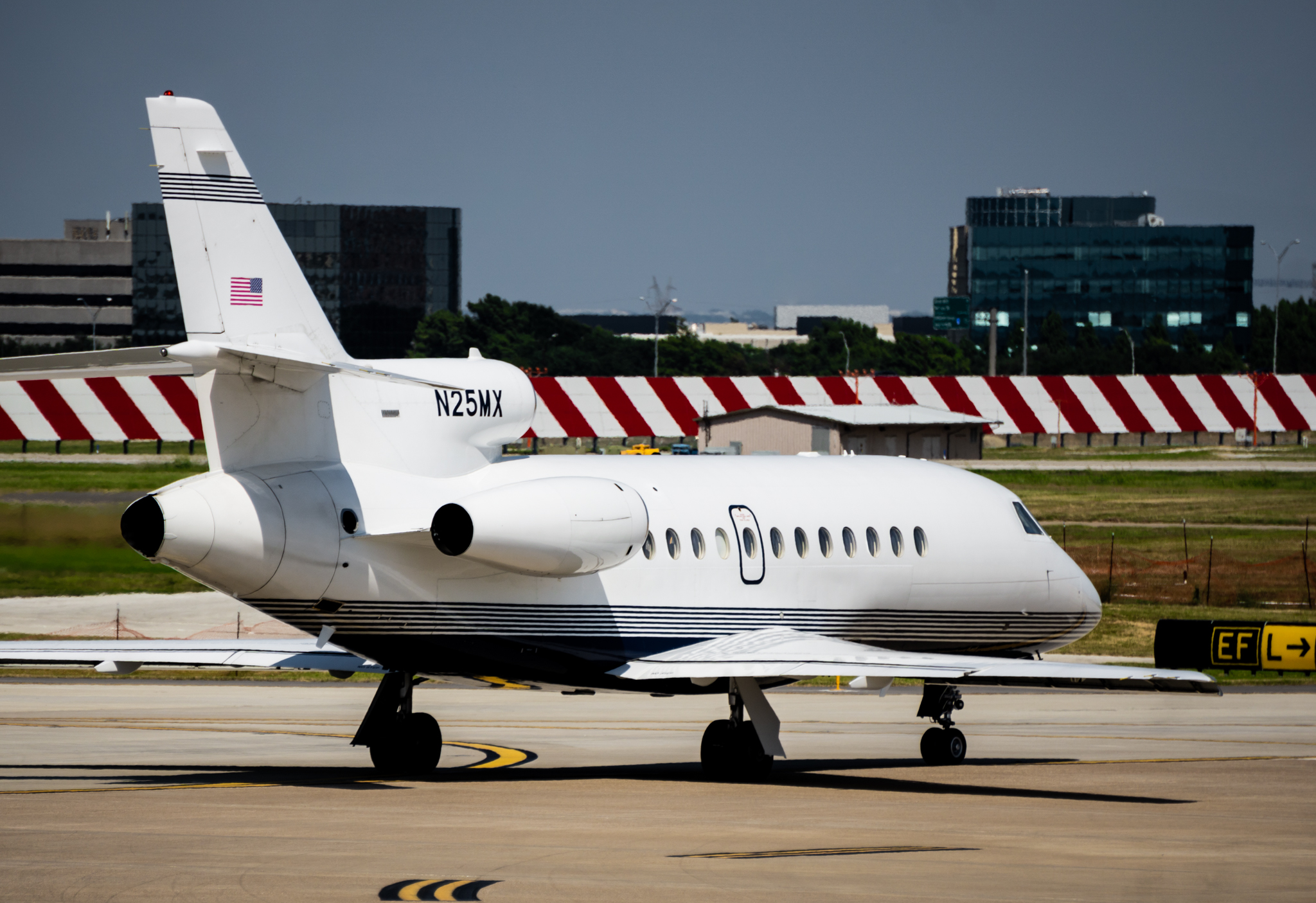 Full size: PRIVATE Dassault Falcon 900EX N25MX at Dallas-Fort Worth International Airport