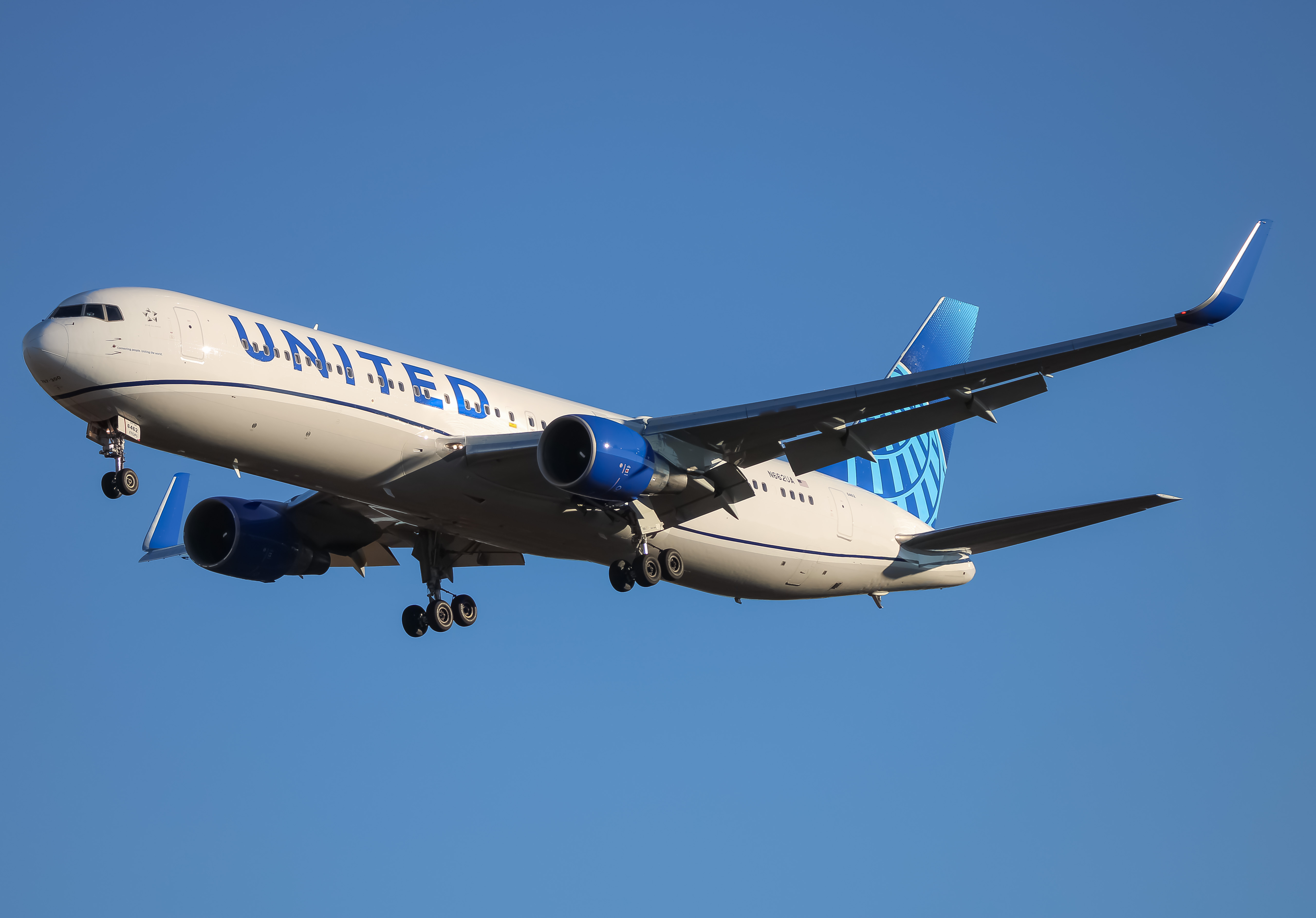 Full size: United Airlines Boeing 767-300ER N662UA at Washington Dulles International Airport