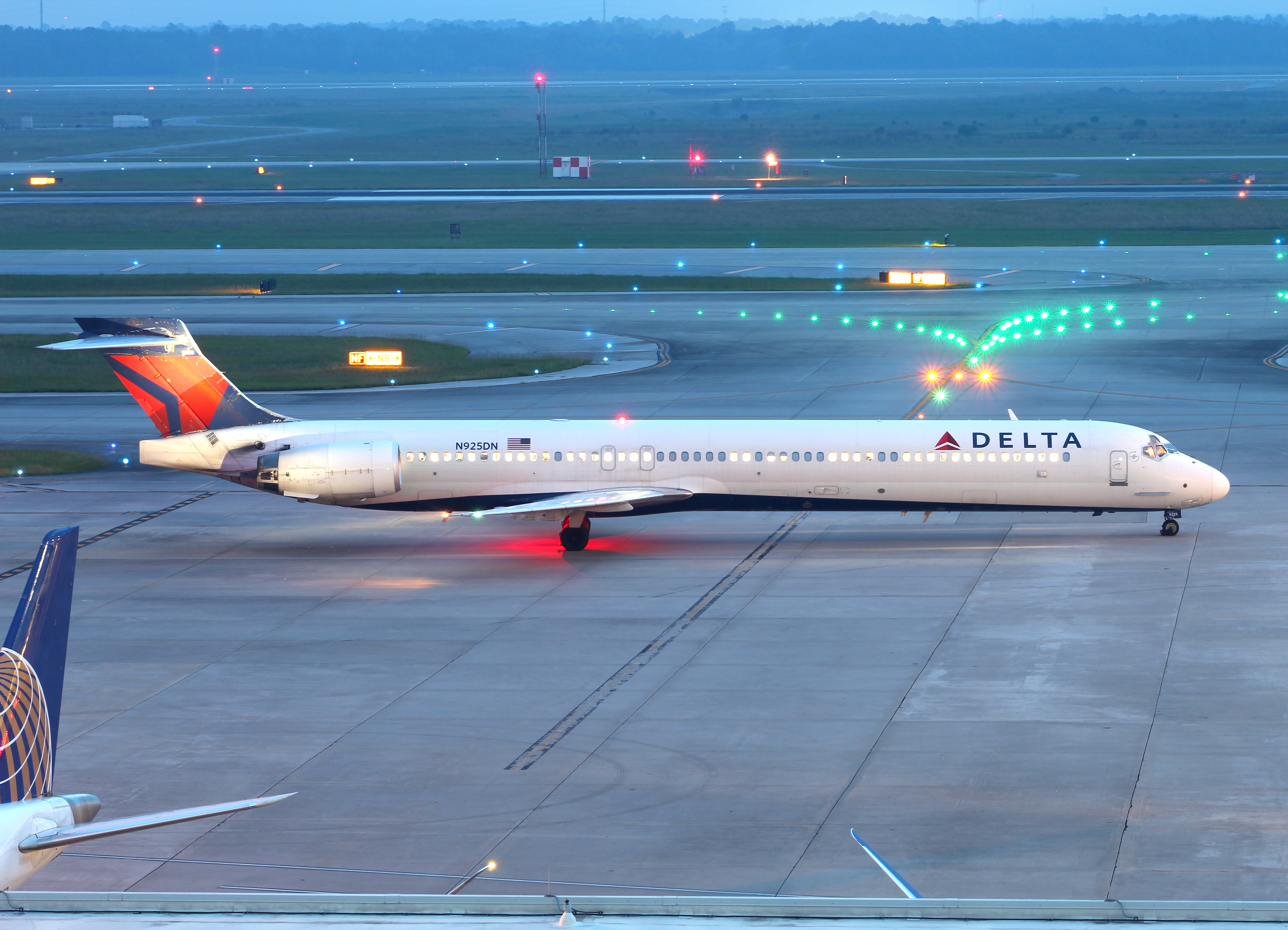 Full size: Delta Airlines McDonnell Douglas MD-90 N925DN at Houston-George Bush Intercontinental Airport