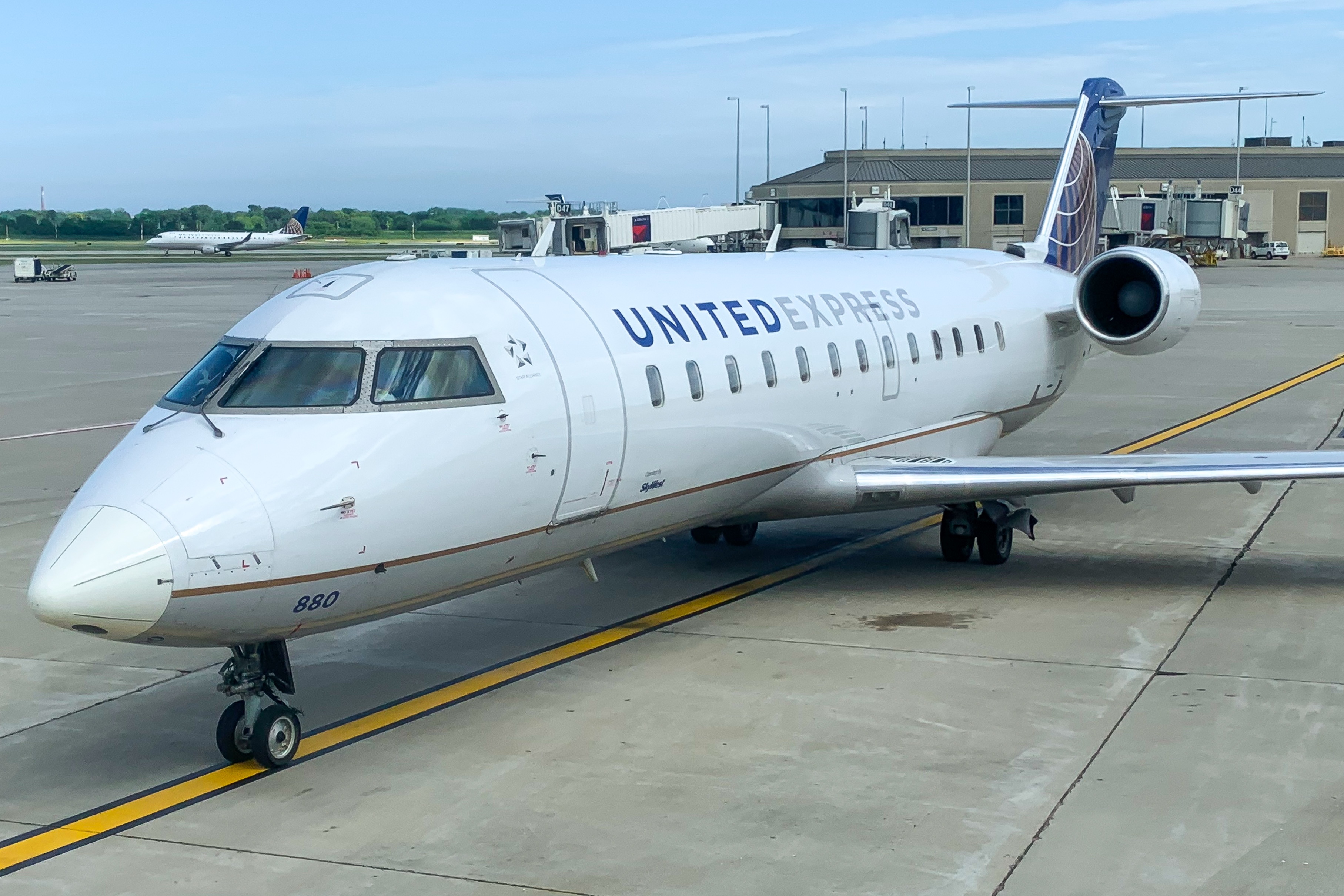 Full size: United Express Mitsubishi CRJ-200 N880AS at General Mitchell International Airport
