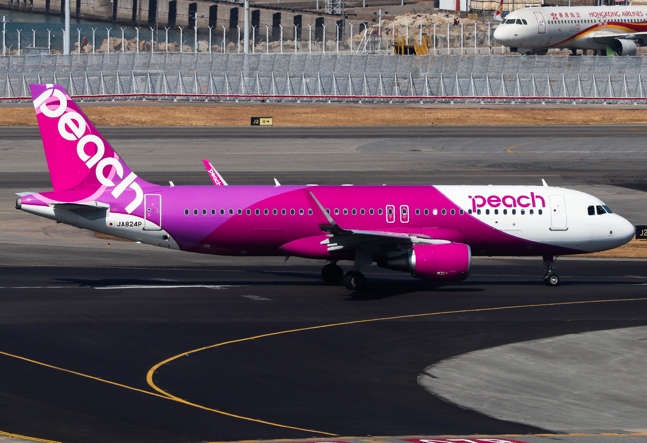 Full size: Peach Air Airbus A320 JA824P at Hong Kong International Airport