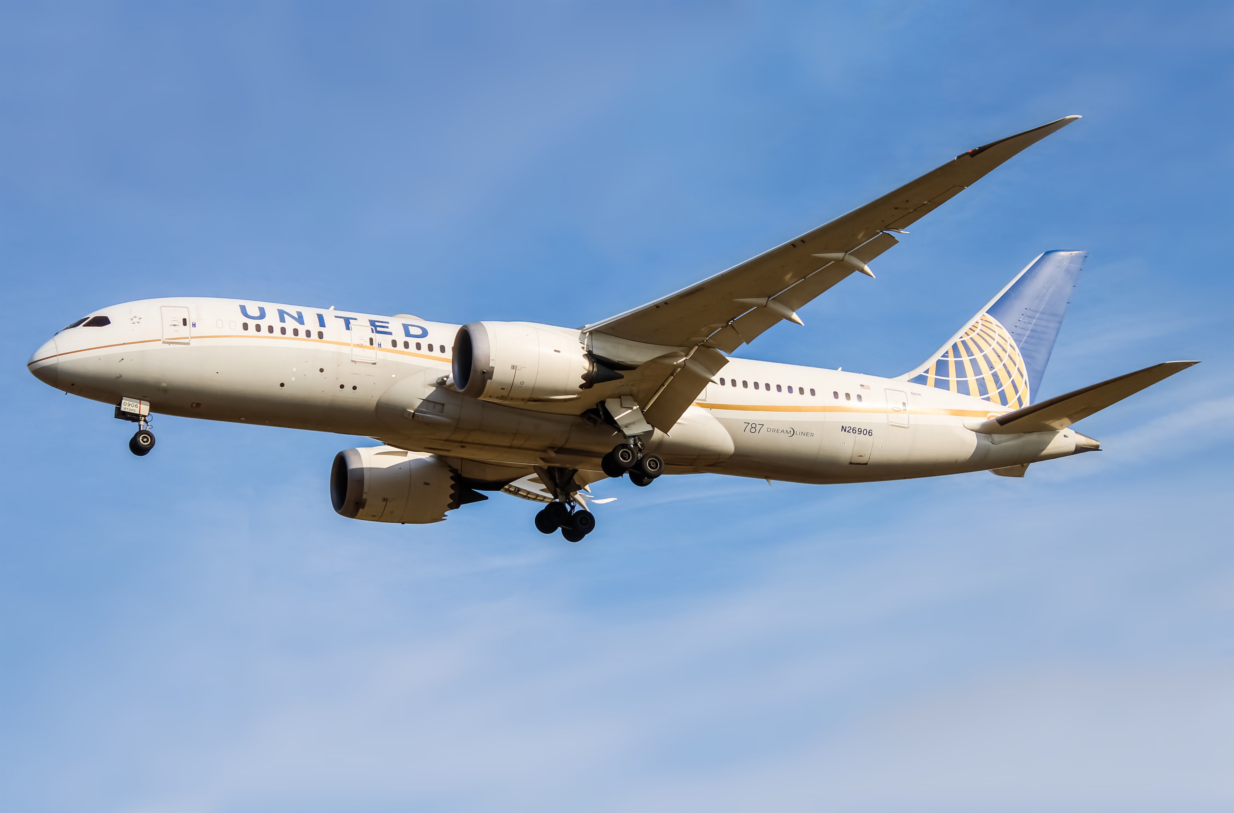 Full size: United Airlines Boeing 787-8 N26906 at Washington Dulles International Airport