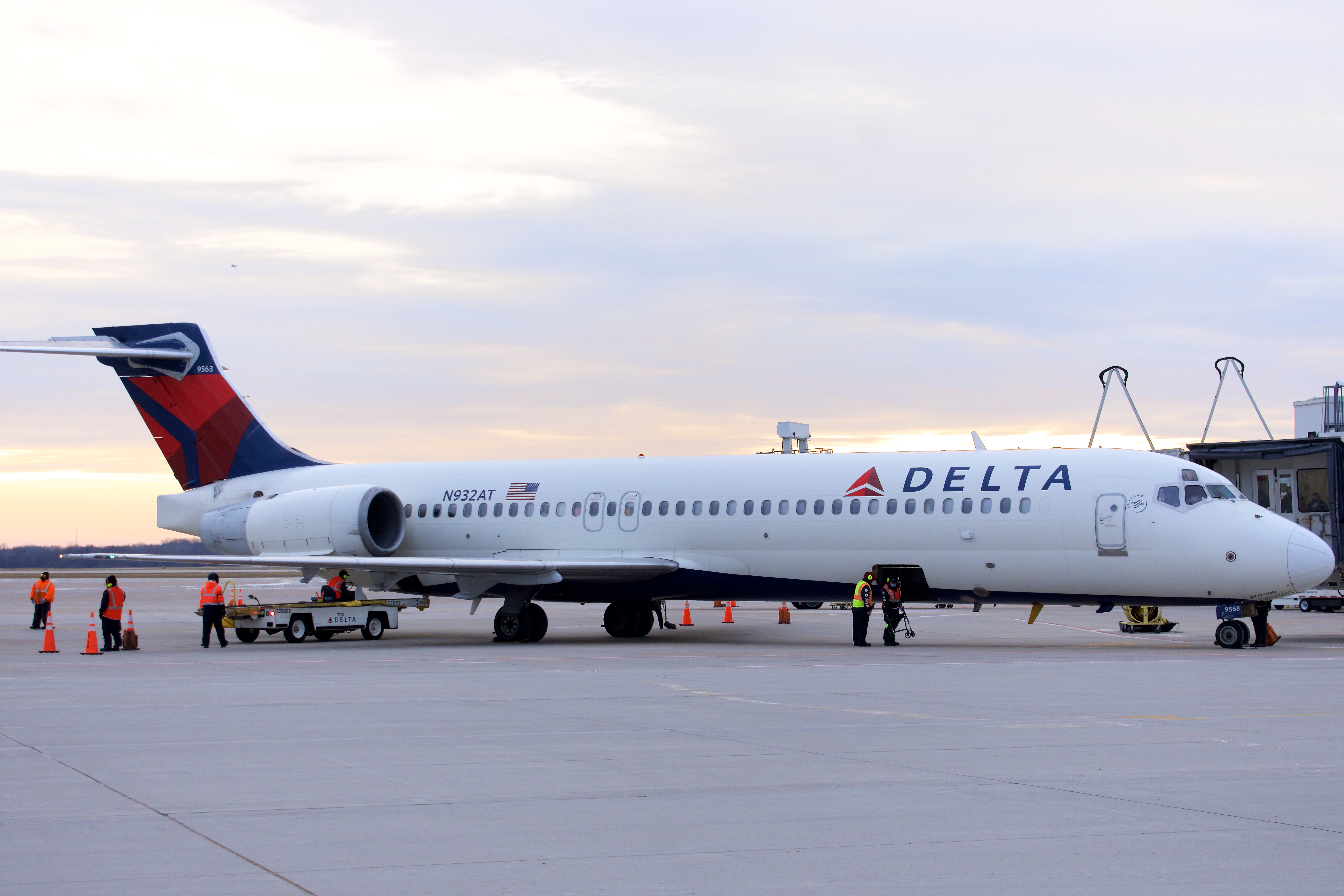 Full size: Delta Airlines Boeing 717-200 N932AT at Green Bay-Austin Straubel International Airport