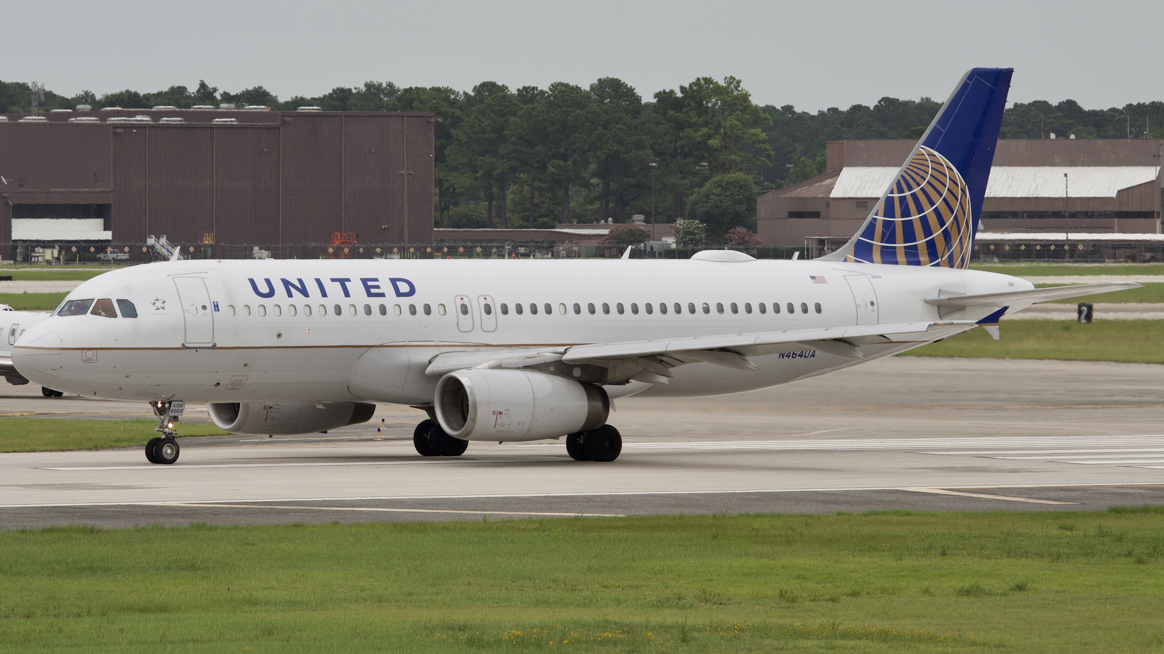 Full size: United Airlines Airbus A320 N464UA at Houston-George Bush Intercontinental Airport