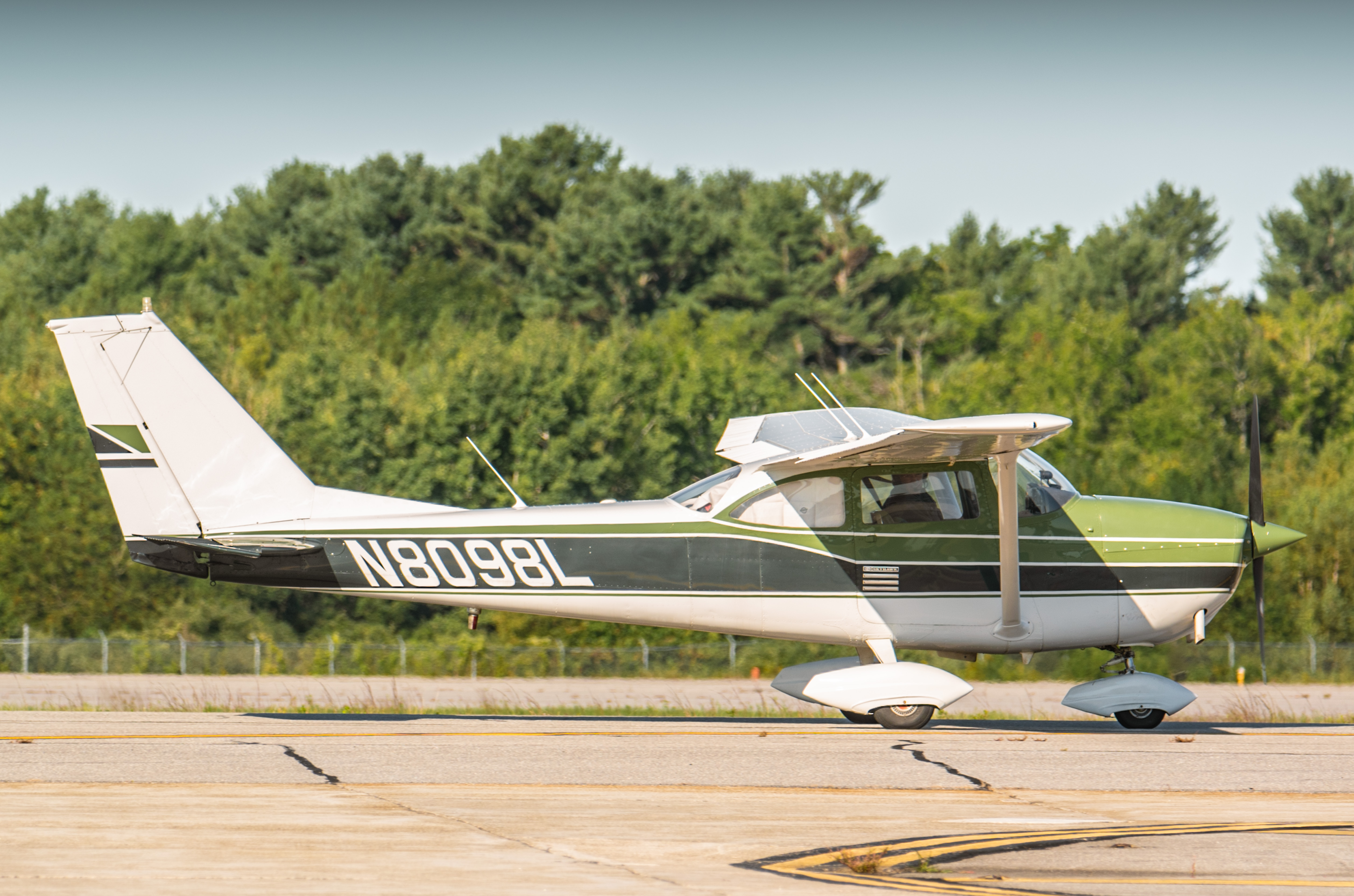 Full size: PRIVATE Cessna 172 N8098L at Batom Airport