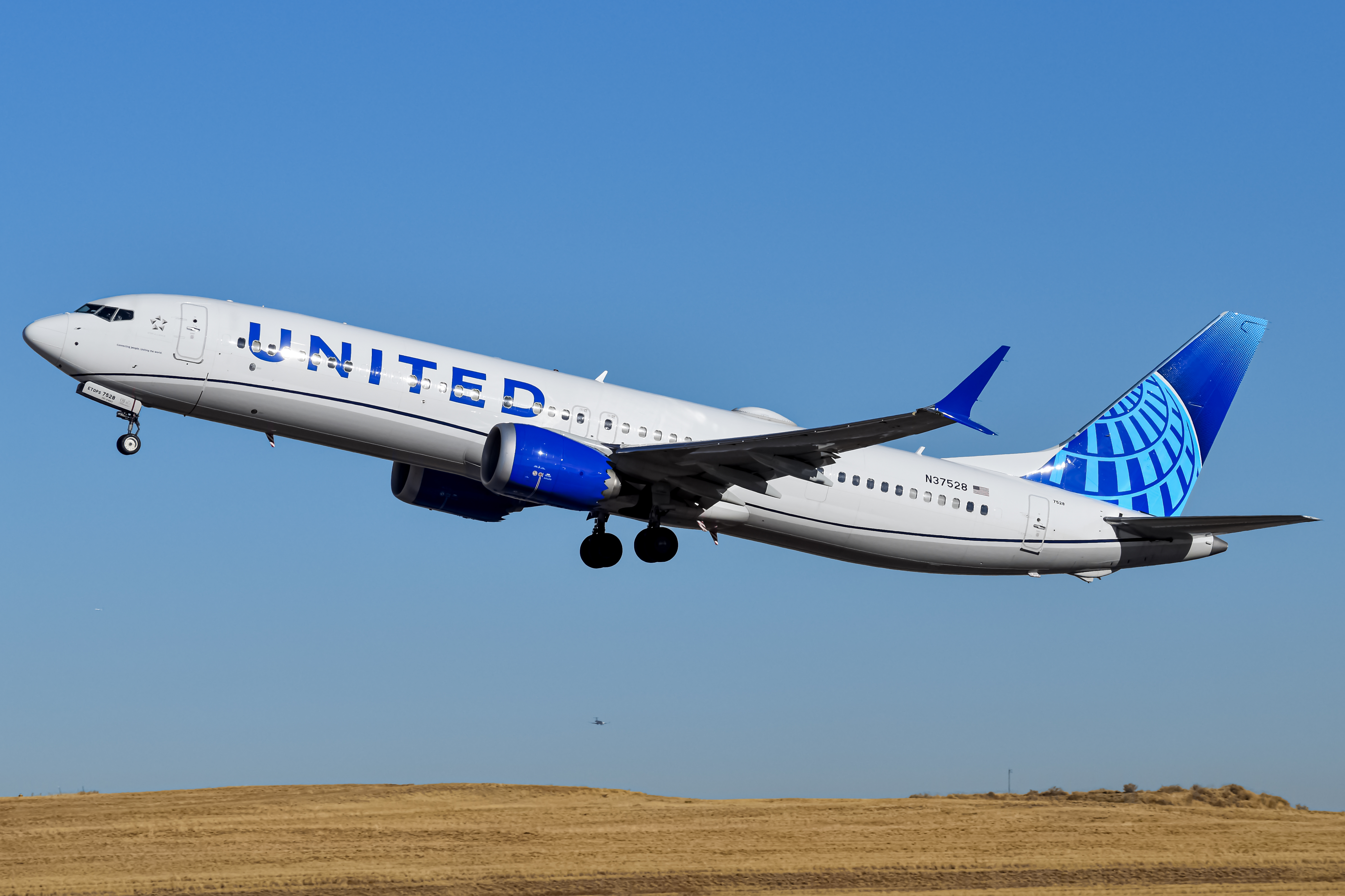 Full size: United Airlines Boeing 737 MAX 9 N37528 at Denver International Airport