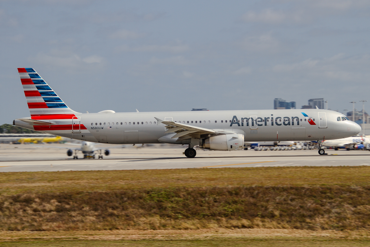 Full size: American Airlines Airbus A321-200 N580UW at Fort Lauderdale/Hollywood International Airport