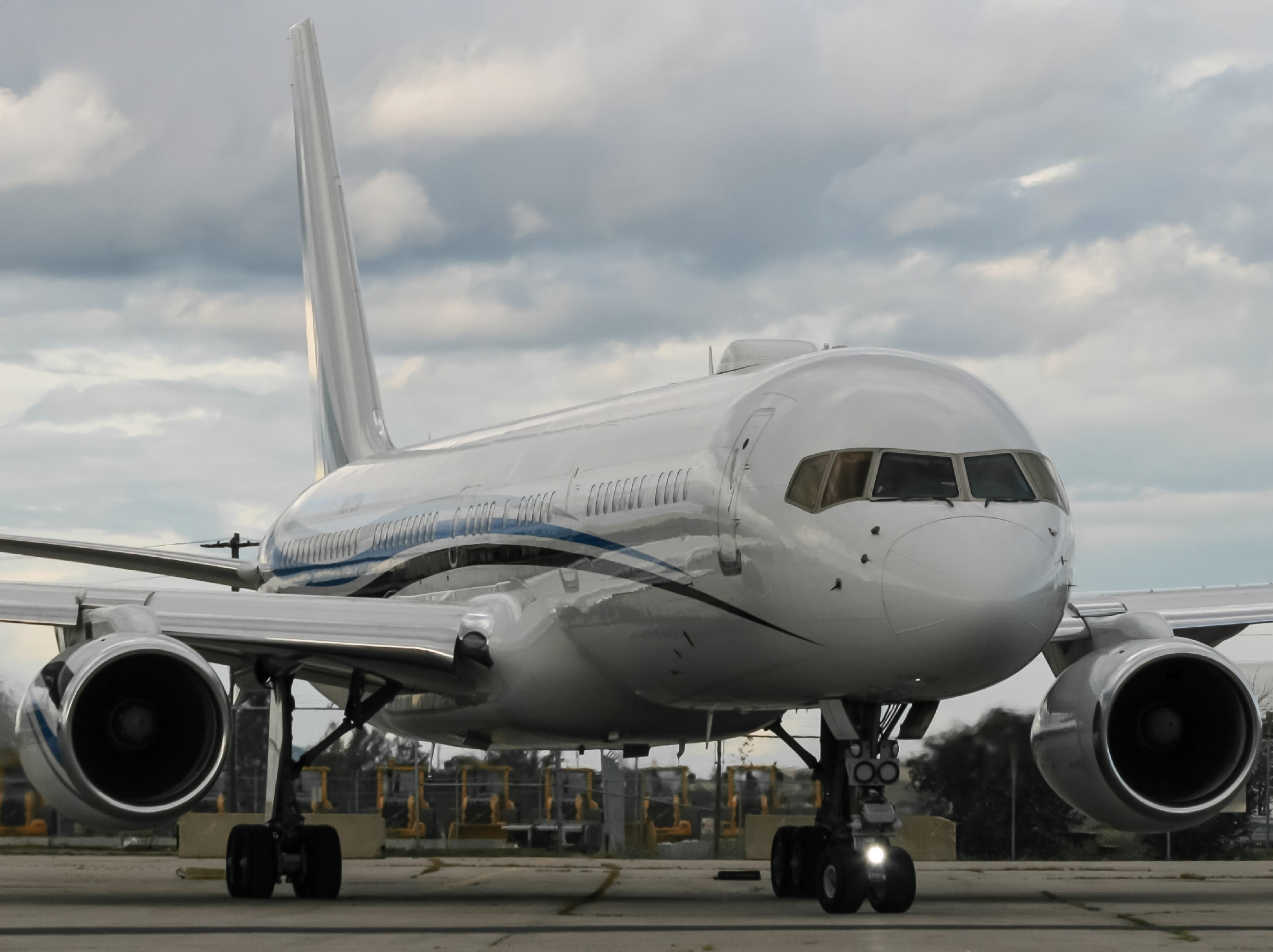 Full size: DSG Aviation II Boeing 757-256 N801DM at Lester B Pearson International Airport