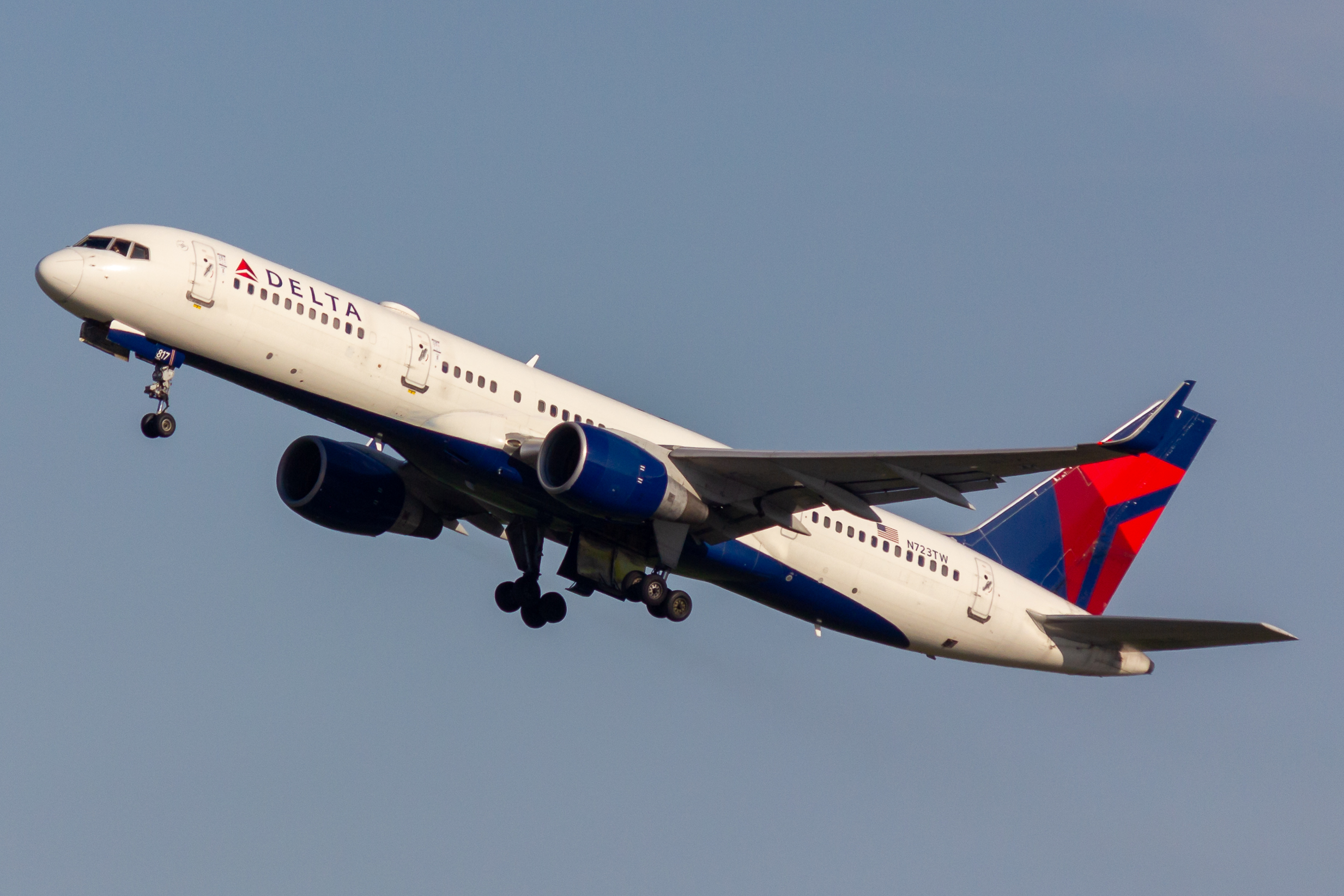 Full size: Delta Airlines Boeing 757-200 N723TW at Ronald Reagan National Airport