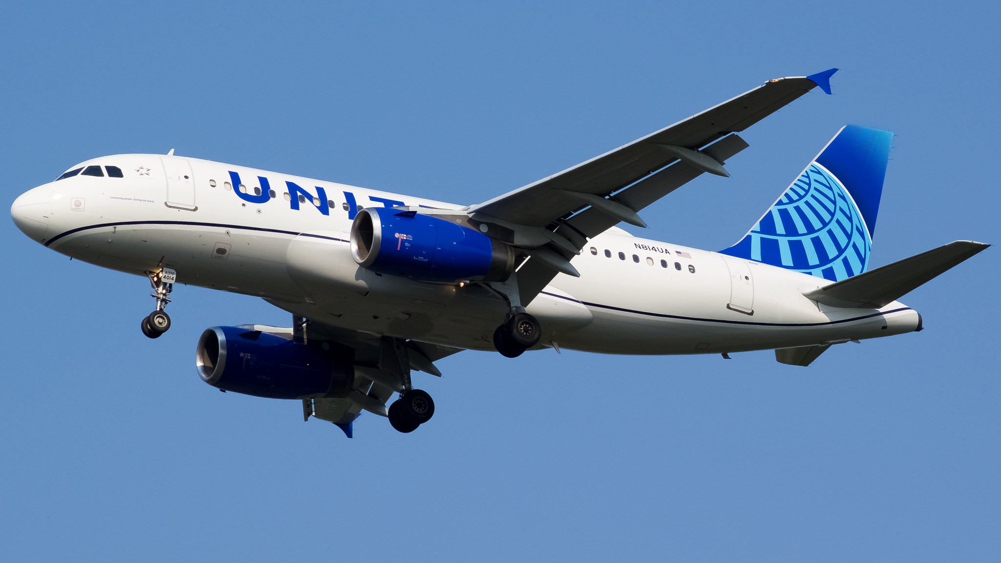 Full size: United Airlines Airbus A319 N814UA at Washington Dulles International Airport
