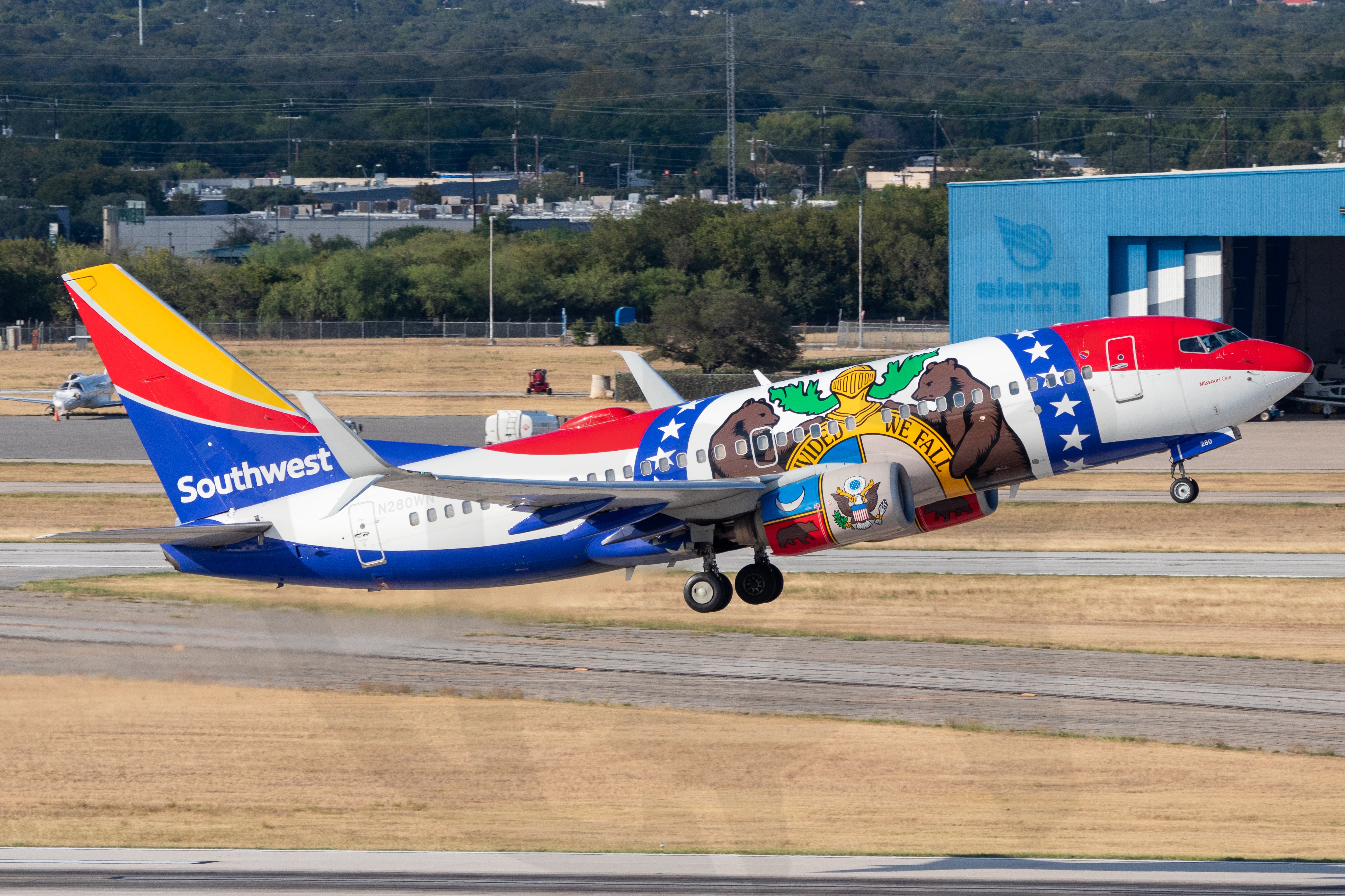 Full size: Southwest Airlines Boeing 737-700 N280WN at San Antonio International Airport