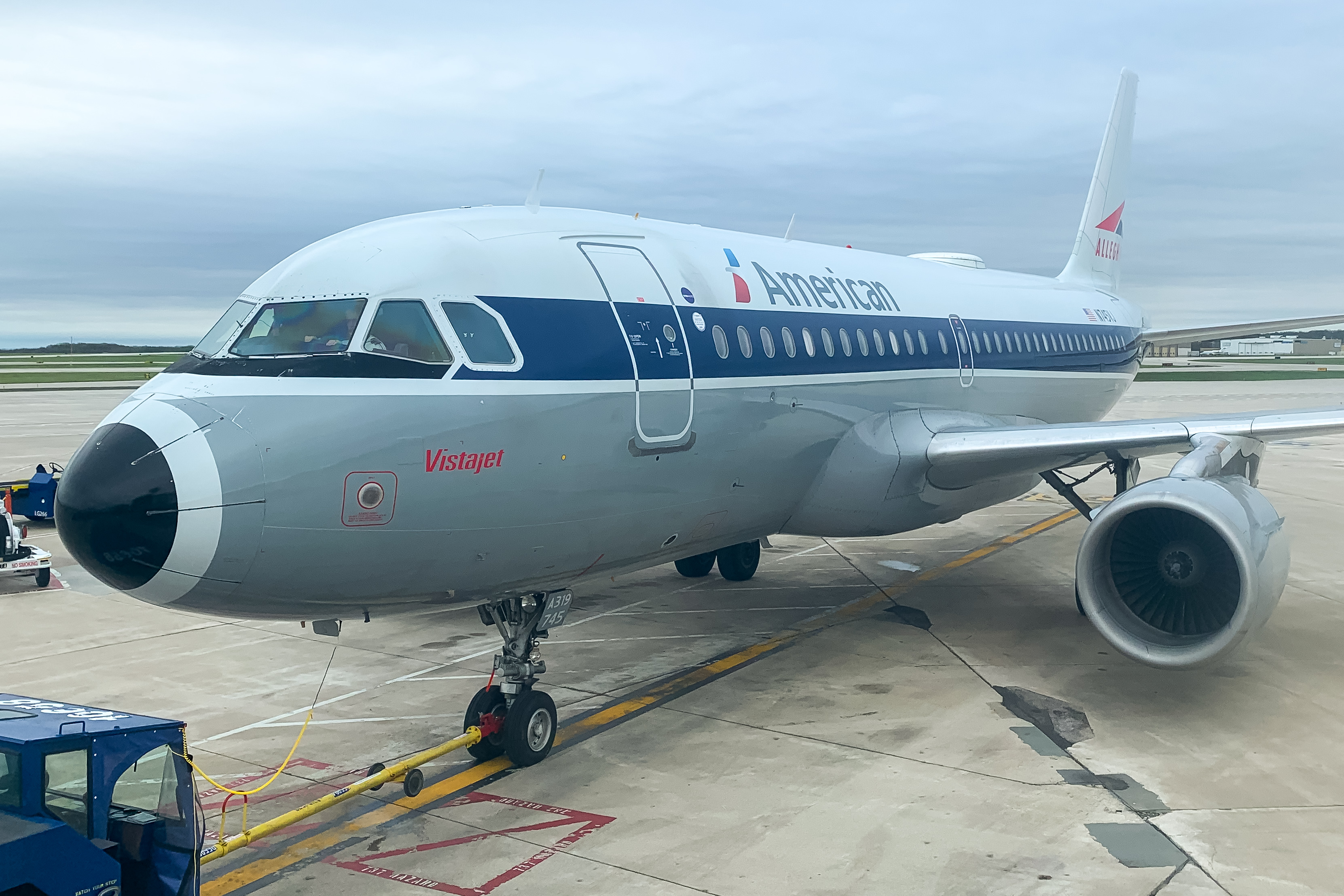 Full size: American Airlines Airbus A319 N745VJ at General Mitchell International Airport