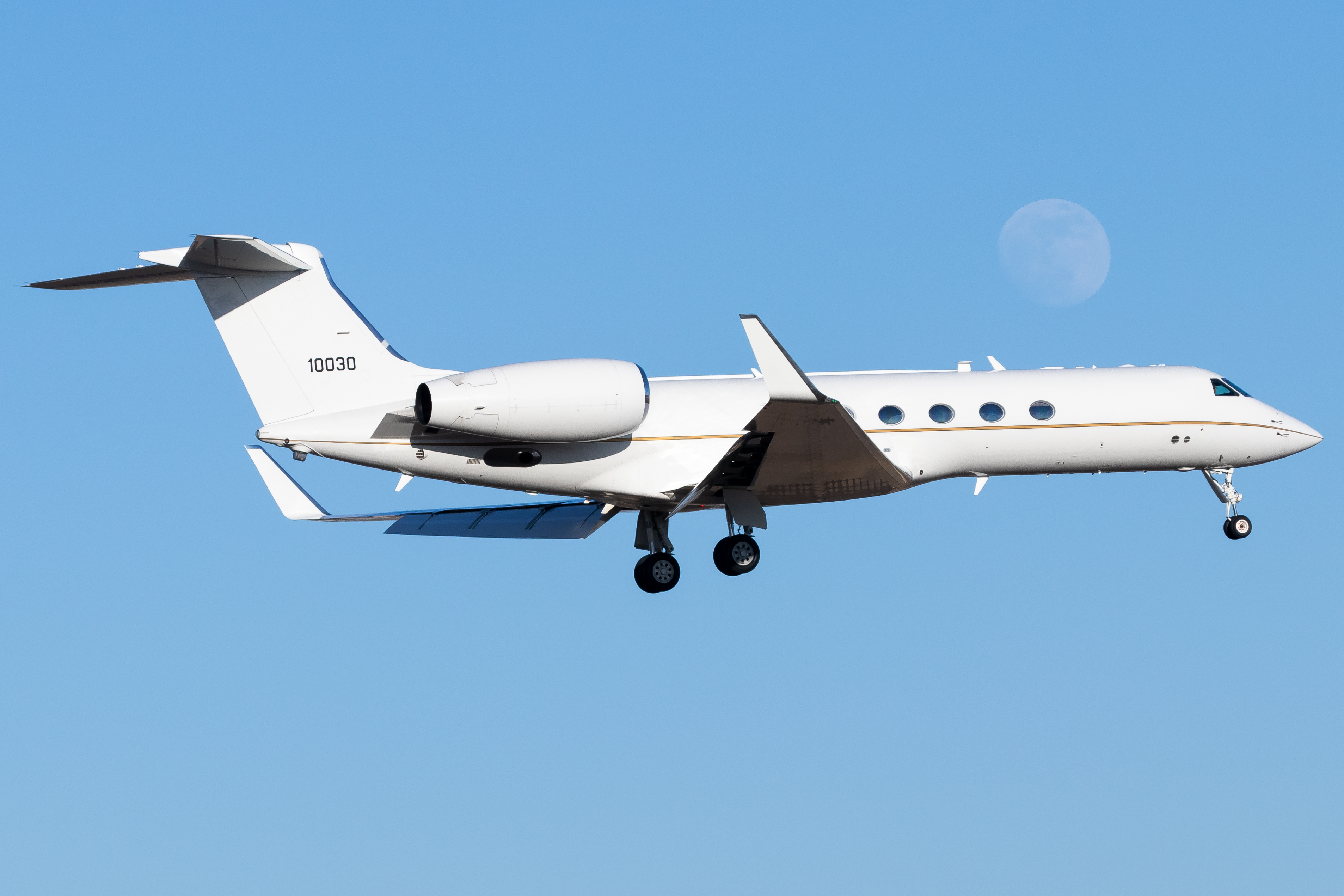 Full size: USAF - United States Air Force Gulfstream C-37A 01-0030 at San Antonio International Airport