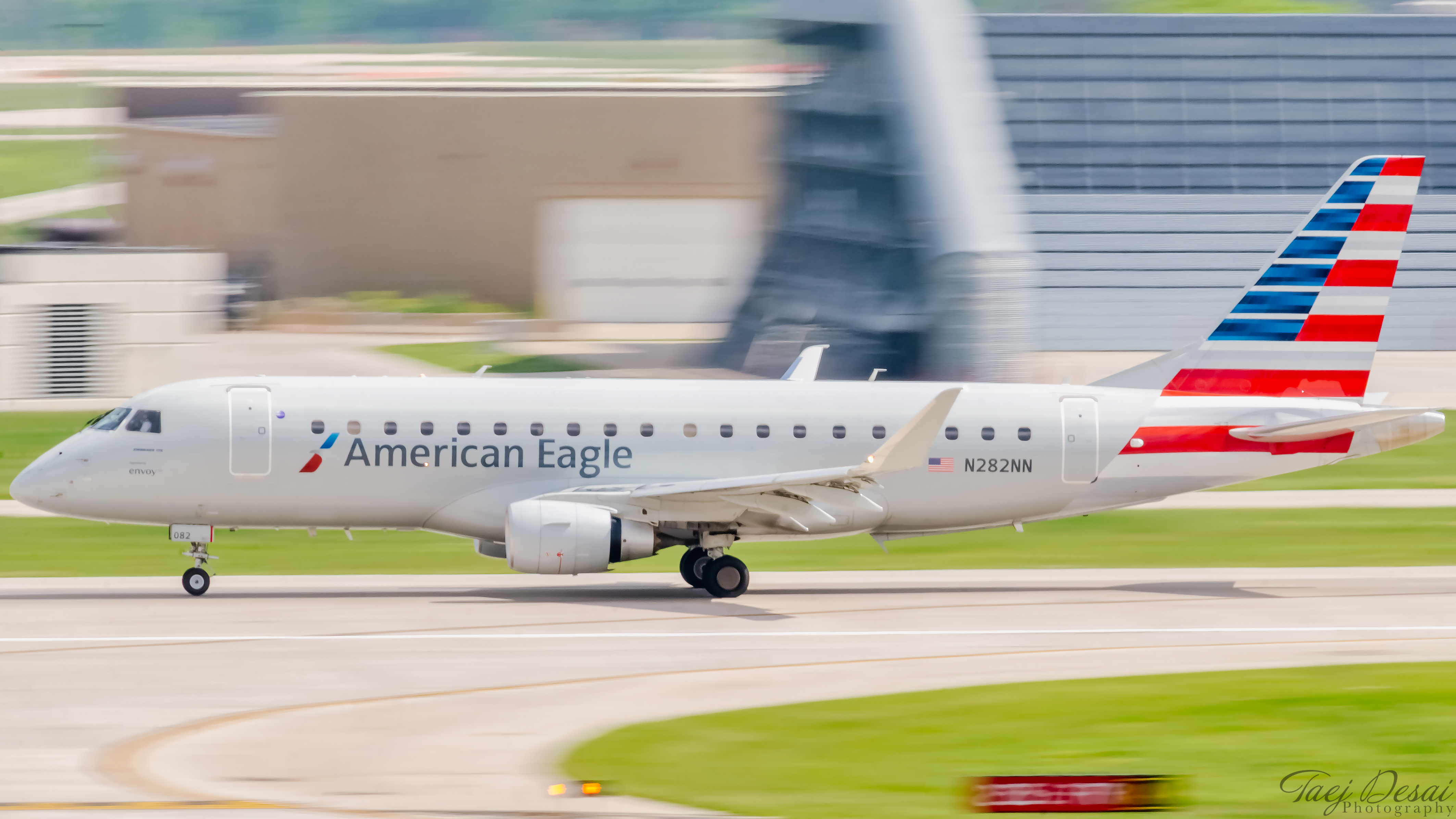 Full size: American Eagle ERJ175 N282NN at General Mitchell International Airport