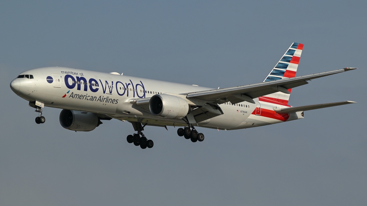 Full size: American Airlines Boeing 777-200ER N796AN at Dallas-Fort Worth International Airport