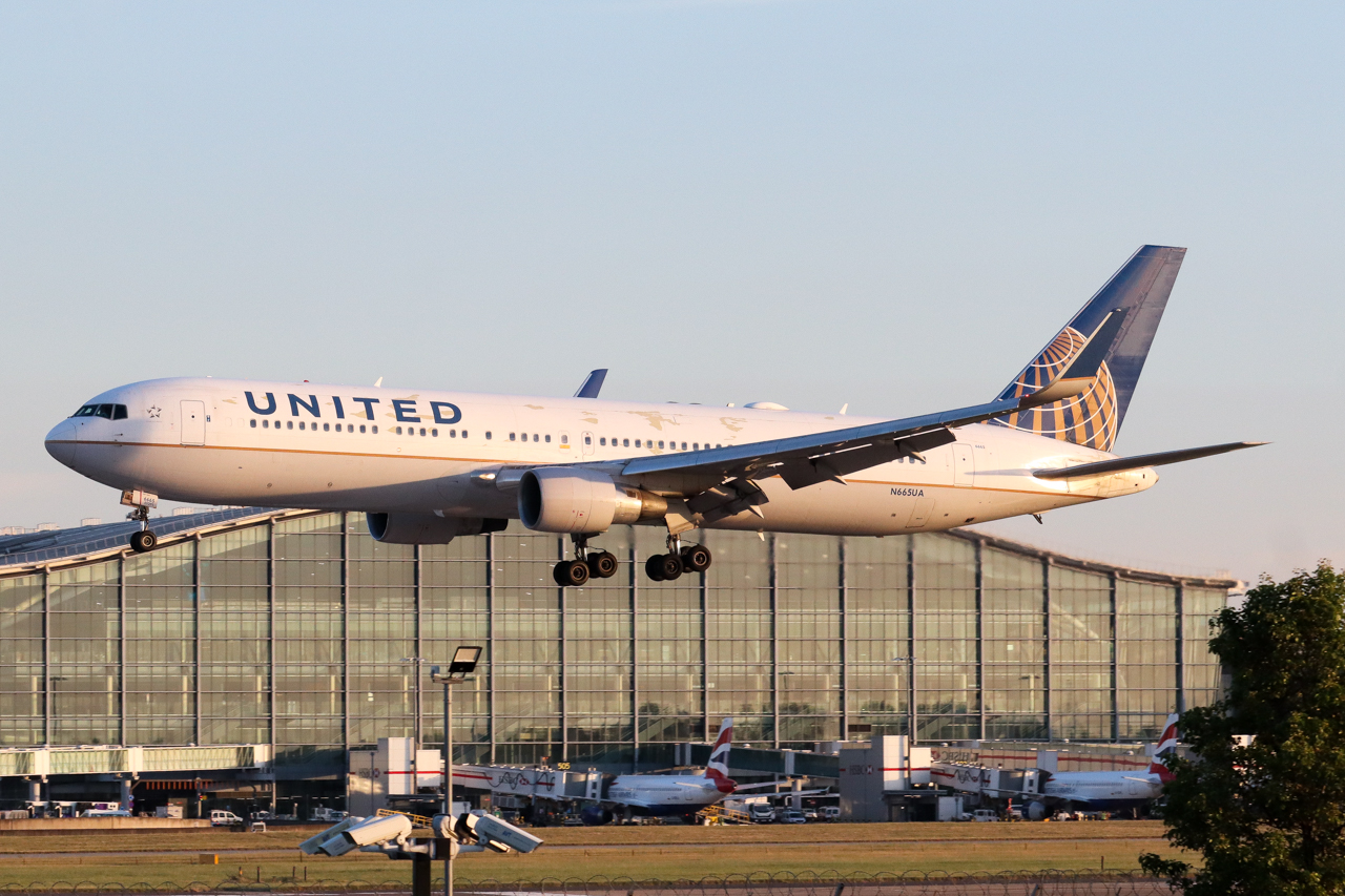 Full size: United Airlines Boeing 767-300 N665UA at London Heathrow International Airport
